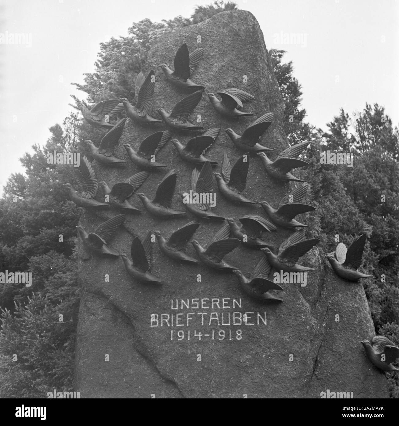 Original-Bildunterschrift : unweit der Lehranstalt für Heeresbrieftauben à Berlin Spandau steht einem Park ein für die Kameraden gefiederten Ehrenmal der Nachrichtentruppe, die im Ersten Weltkrieg ihren Dienst versahen, Deutschland 1940er Jahre. Près de l'école militaire de l'obéissance des animaux il y a un mémorial pour les transporteurs en prigeons de la Première Guerre mondiale, l'Allemagne des années 40. Banque D'Images