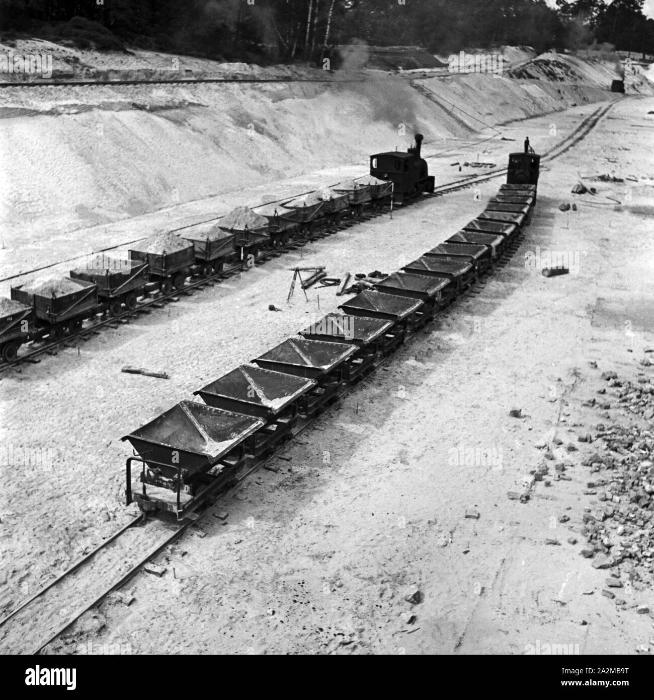 Original-Bildunterschrift Reichsautobahnzubringer Lorenzüge : Berlin - bei der Fertigstellung des Zubringers im kriegsjahr 1940. Alimentation du moteur à l'autoroute Reichsautobahn - chargé de train à la construction continue de l'autoroute d'alimentation, Allemagne 1940. Banque D'Images