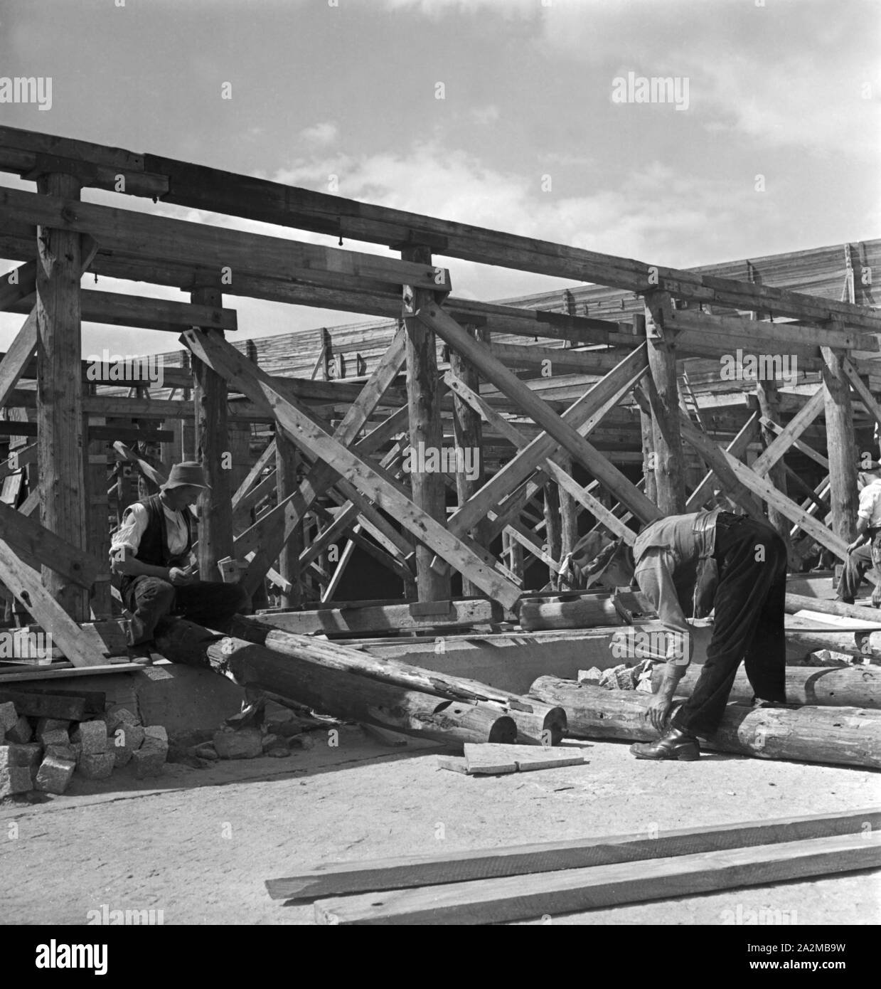 Original-Bildunterschrift Reichsautobahnzubringer Brückenverschalung : Berlin - un Überführung und bei Wannsee, Deutschland 1940. Alimentation du moteur à l'autoroute Reichsautobahn - embarquement sur un pont près de Wannsee, Allemagne 1940. Banque D'Images