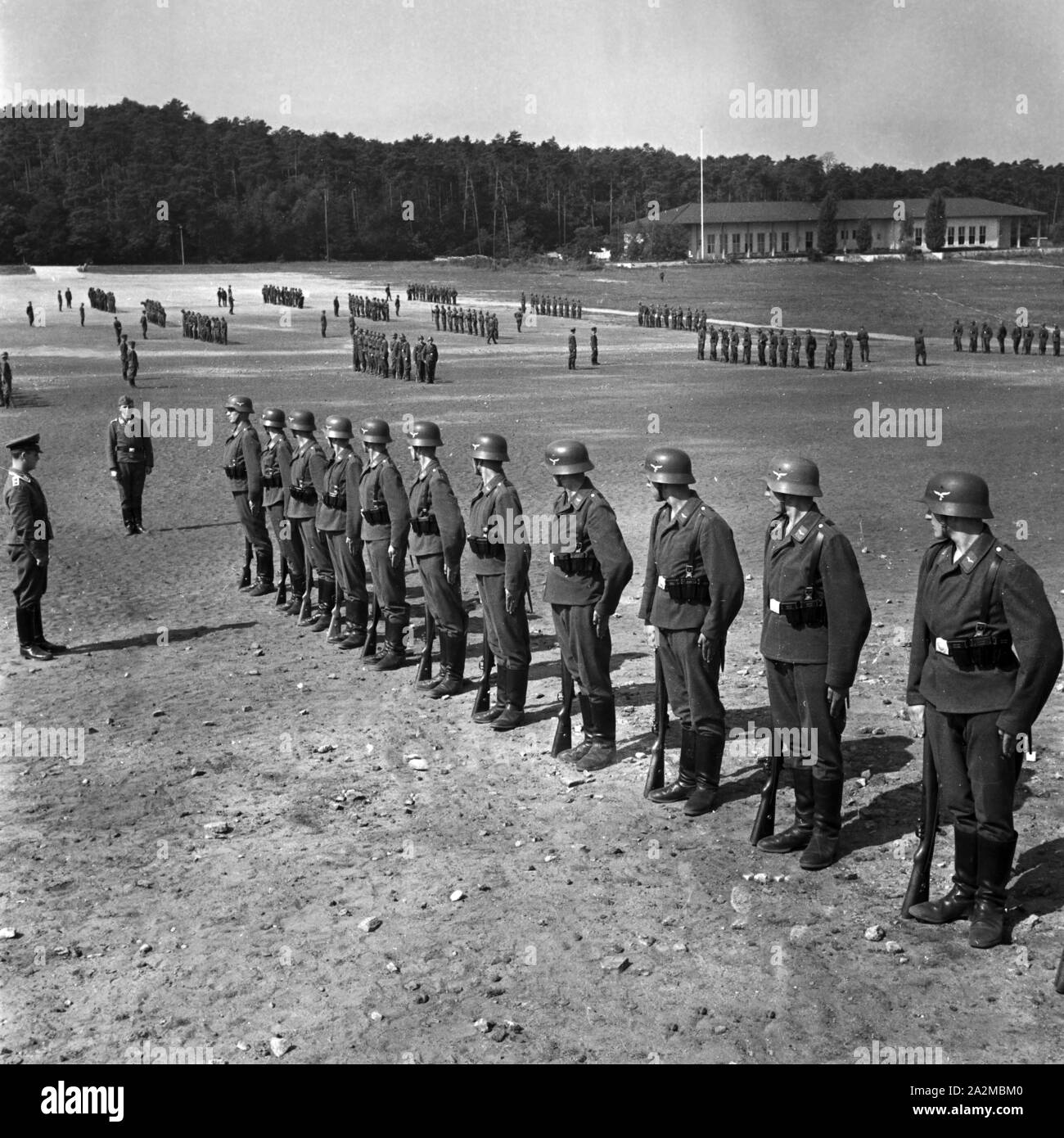 Original-Bildunterschrift : Auf dem Exerzierplatz - An Soldat erhält eine gründliche militärische Ausbildung mit den Waffen, Deutschland 1940er Jahre. Sur le terrain de forage : chaque soldat reçoit une éducation militaire appropriée avec le fusil Banque D'Images