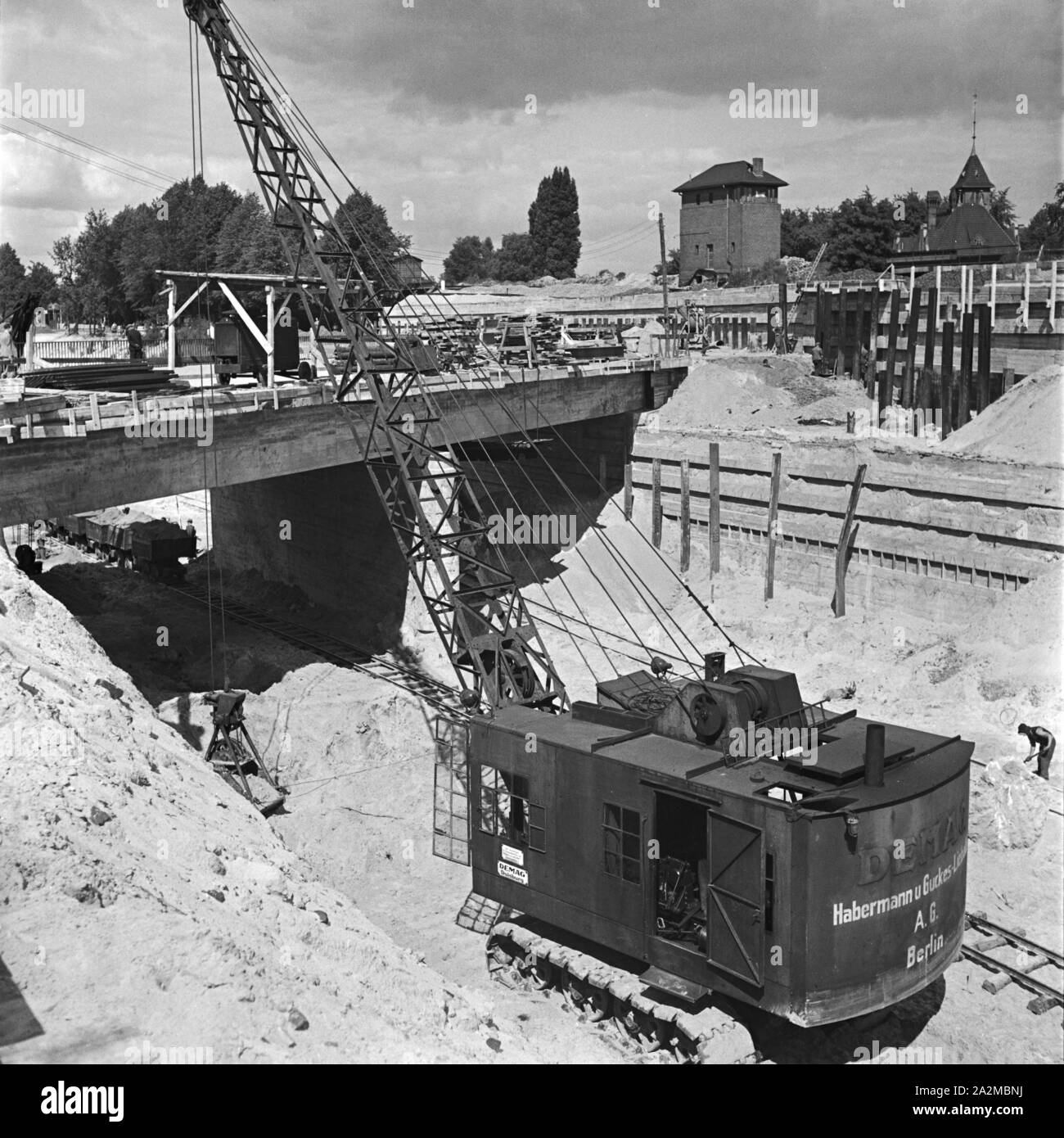 Original-Bildunterschrift Reichsautobahnzubringer Weiterbau : Berlin - der Strecke auch während des Krieges, Baustelle an der Reichsbahnunterführung Nikolassee, Deutschland 1940. Alimentation du moteur à l'autoroute Reichsautobahn continu - construction de l'autoroute, bien que la guerre du convoyeur à Nikolassee, Allemagne 1940. Banque D'Images