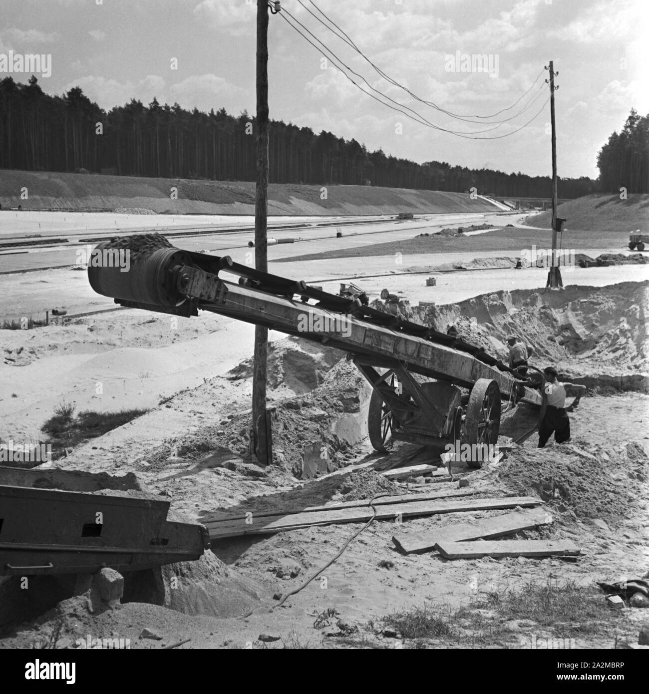 Original-Bildunterschrift Reichsautobahnzubringer Erdtransportbänder : Berlin - bei der Fertigstellung der Kreuzung im Kriegsjahr 1940 Wannsee. Alimentation du moteur à l'autoroute Reichsautobahn - courroie de transport au passage à Wannsee en 1940. Banque D'Images