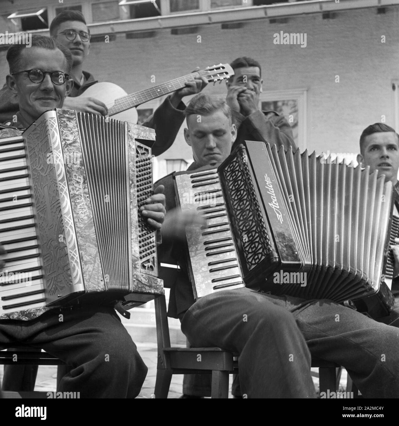 Feizeit Original-Bildunterschrift : während der sorgt ein Akkordeon Orchester einem Fliegerhorst für lustige Musik, Deutschland 1940er Jahre. Dans leurs temps libres, un orchestre d'accordéons joue de la bonne musique, de l'Allemagne des années 40. Banque D'Images