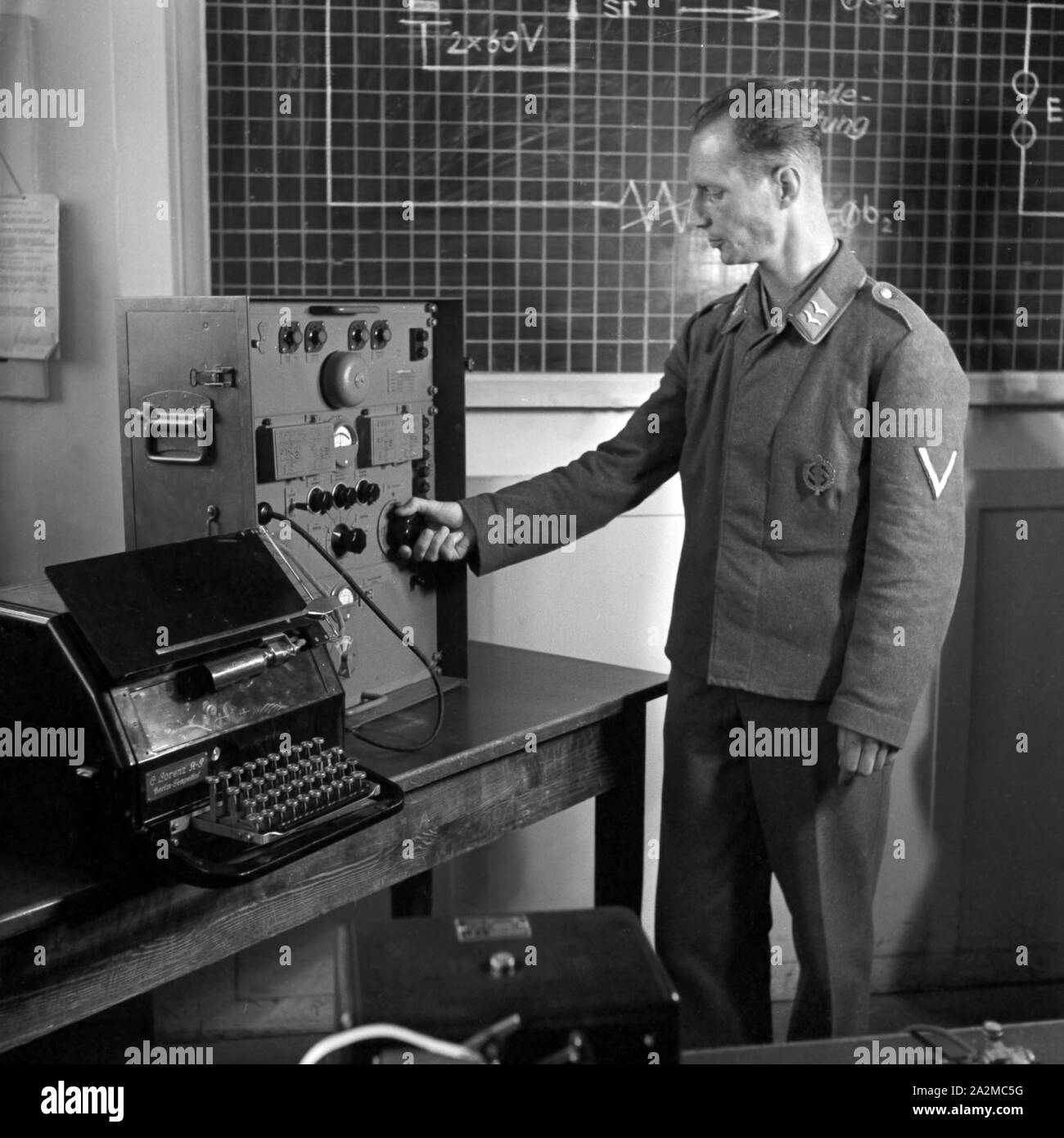 Original-Unterschrift : Fernschreib-Unterricht Luftnachrichtentruppe für die Soldaten der 1940er Jahre, Deutschland. Leçon dans teletyping messages pour les soldats du signal corps, l'Allemagne des années 40. Banque D'Images