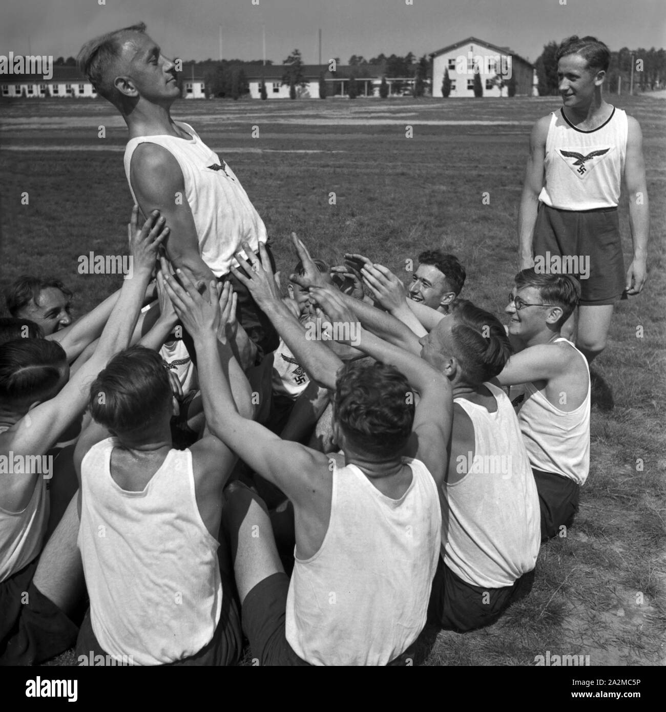 Original-Bildunterschrift : Sport gehört zu der militärischen umfassenden Ausbildung jedes deutschen Soldaten, Deutschland 1940er Jahre. Le sport issu d'une formation militaire de chaque soldat allemand, l'Allemagne des années 40. Banque D'Images