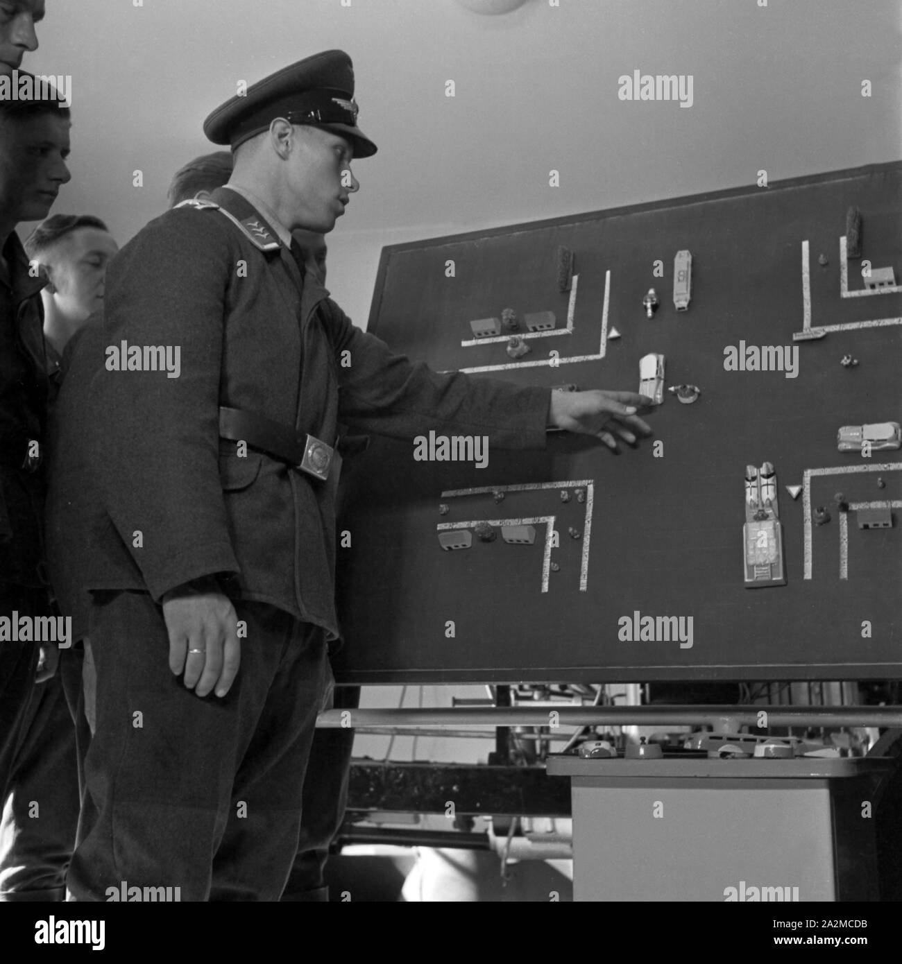 Original-Bildunterschrift : Commission fédérale de Verkehrszeichen wie bei allen motorizierten Truppen, Deutschland 1940er Jahre. Leçons sur trafic signes comme à toutes les troupes motorisées, l'Allemagne des années 40. Banque D'Images