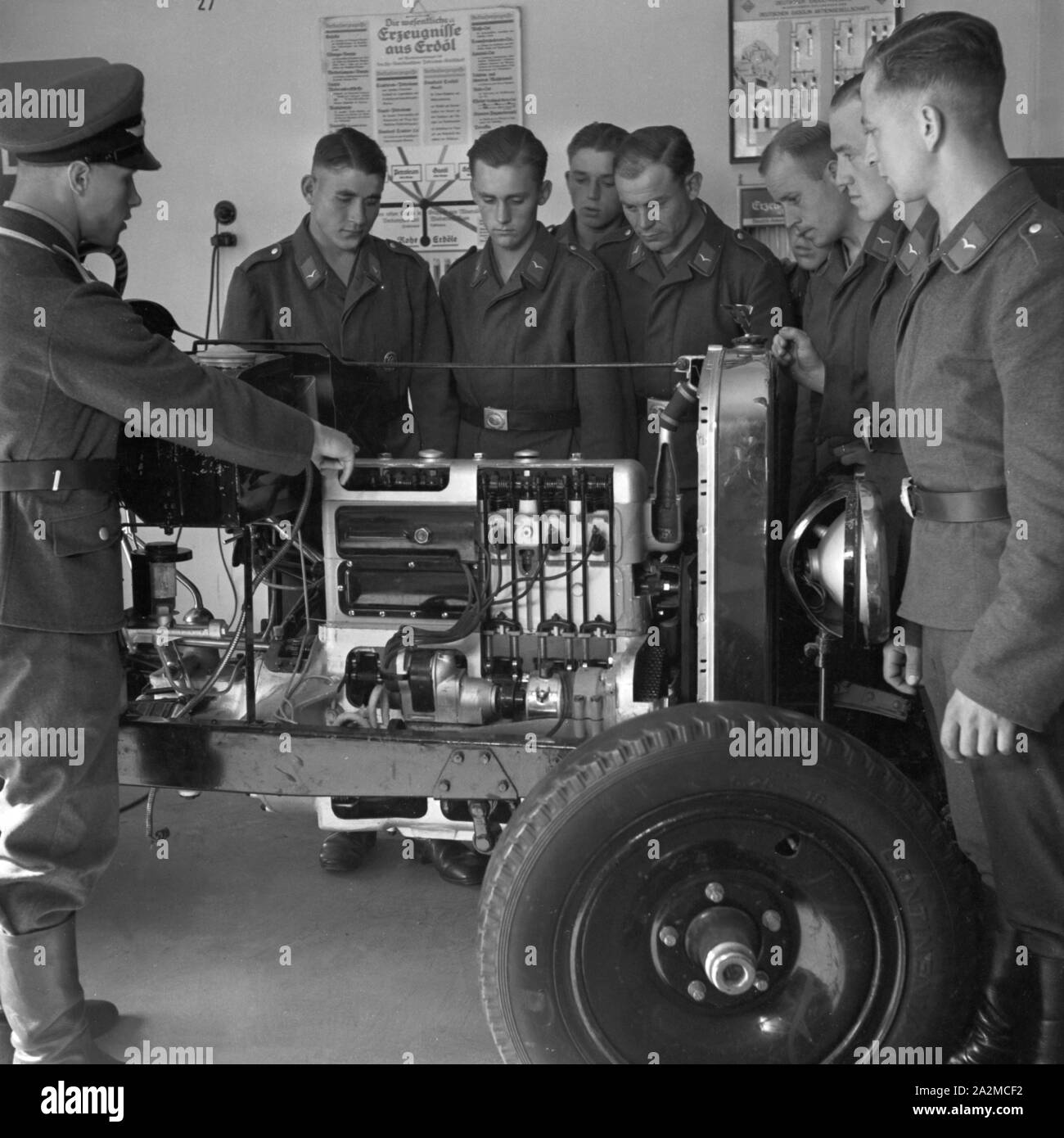 Original-Bildunterschrift motorizierten : Wie bei allen Truppen lernt Nachrichtensoldat kraftfahren auch der und alles, damit zusammenhängt était, Deutschland 1940er Jahre. Que les coutumes de toutes les unités motorisées, les soldats du signal aussi apprenez à conduire et tout ce qui concerne la conduite, l'Allemagne des années 40. Banque D'Images