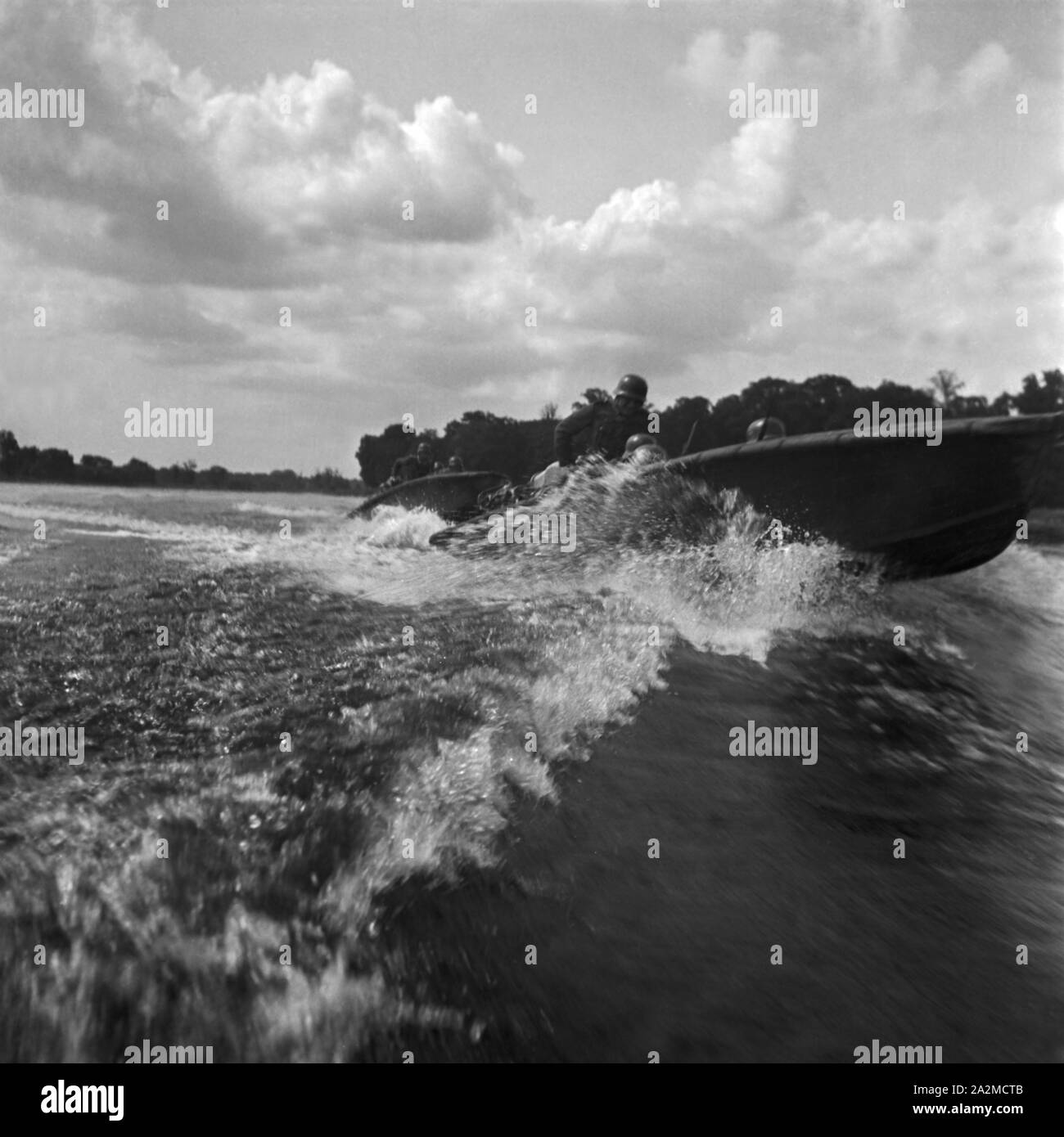 Original-Unterschrift : Sturmboote dans voller Fahrt, Deutschland 1940er Jahre. Des bateaux d'assaut sur la grande vitesse, de l'Allemagne des années 40. Banque D'Images