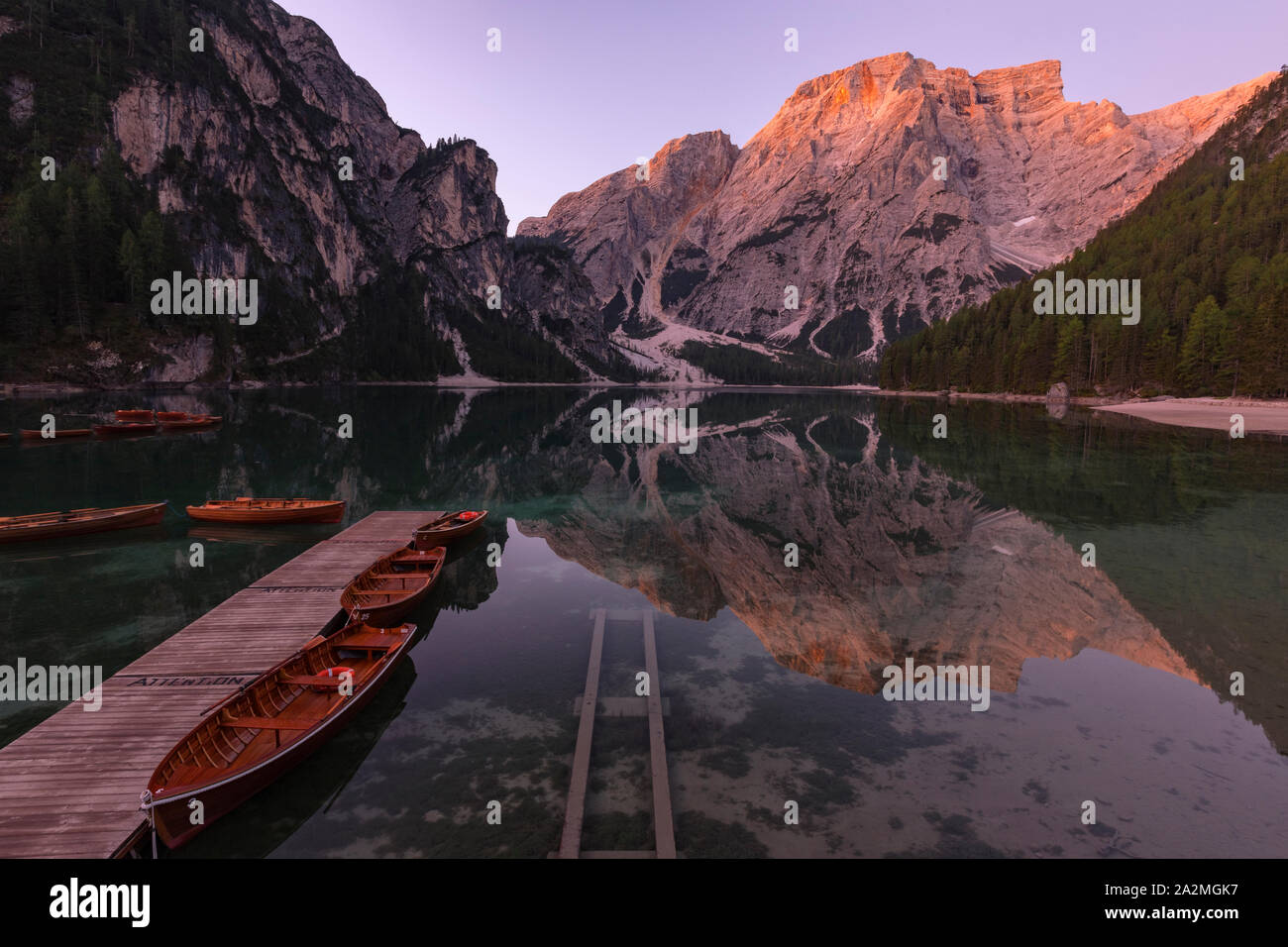 Le lac de Braies, Prags, Germany, Europe, Italyö Banque D'Images