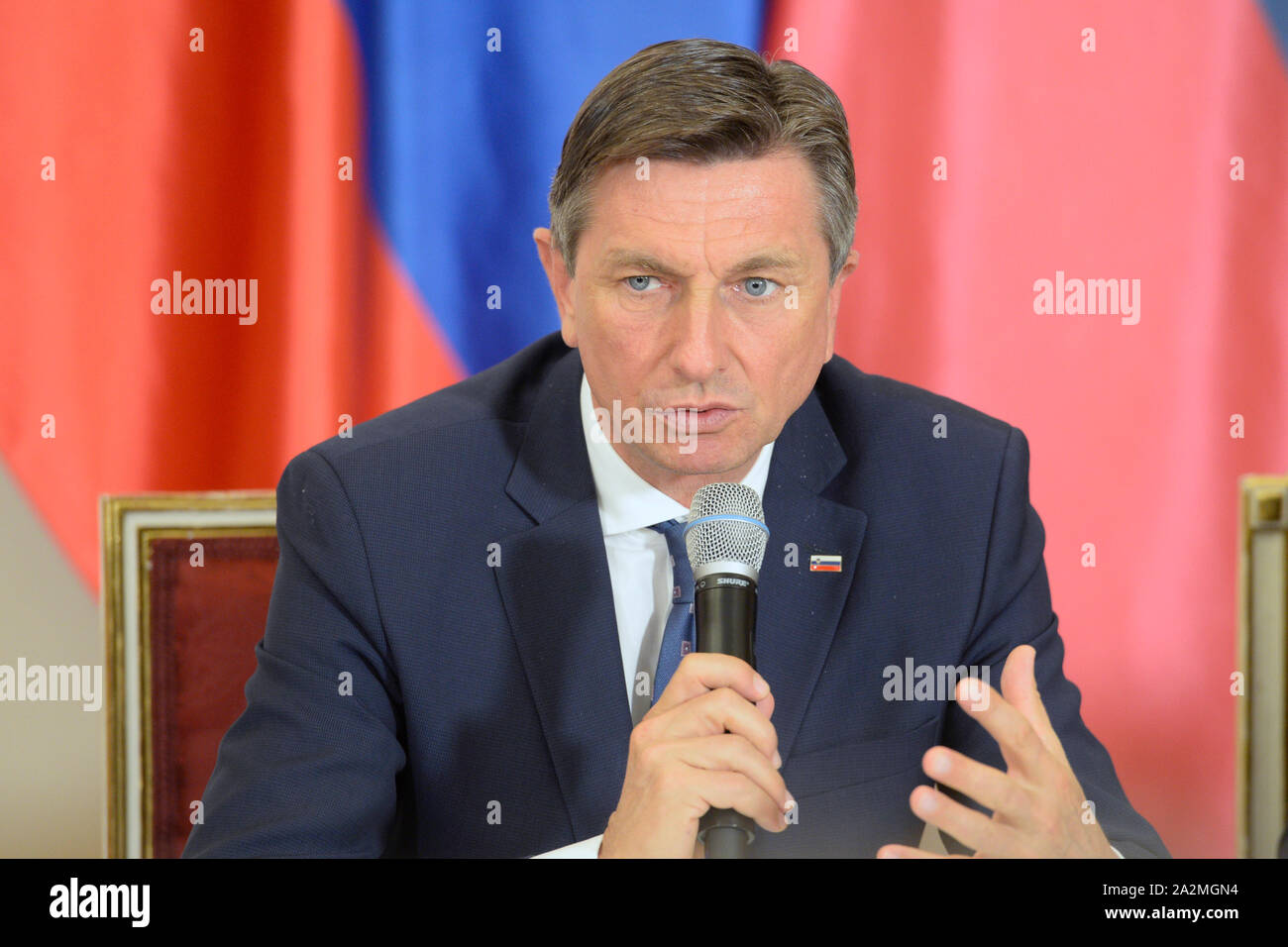 Lany, République tchèque. 06Th Oct, 2019. Le président slovène Borut Pahor parle lors d'une conférence de presse après la session plénière du Groupe de Visegrad (V4 ; République tchèque, Slovaquie, Pologne, Hongrie), de la Slovénie et de la Serbie de présidents, à Lany Chateau, la République tchèque, le Jeudi, Octobre 3, 2019. Le débat lors du sommet a porté sur les perspectives de l'élargissement de l'UE par les pays des Balkans occidentaux ainsi que l'UE les négociations d'adhésion avec la Serbie. Credit : Katerina Sulova/CTK Photo/Alamy Live News Banque D'Images