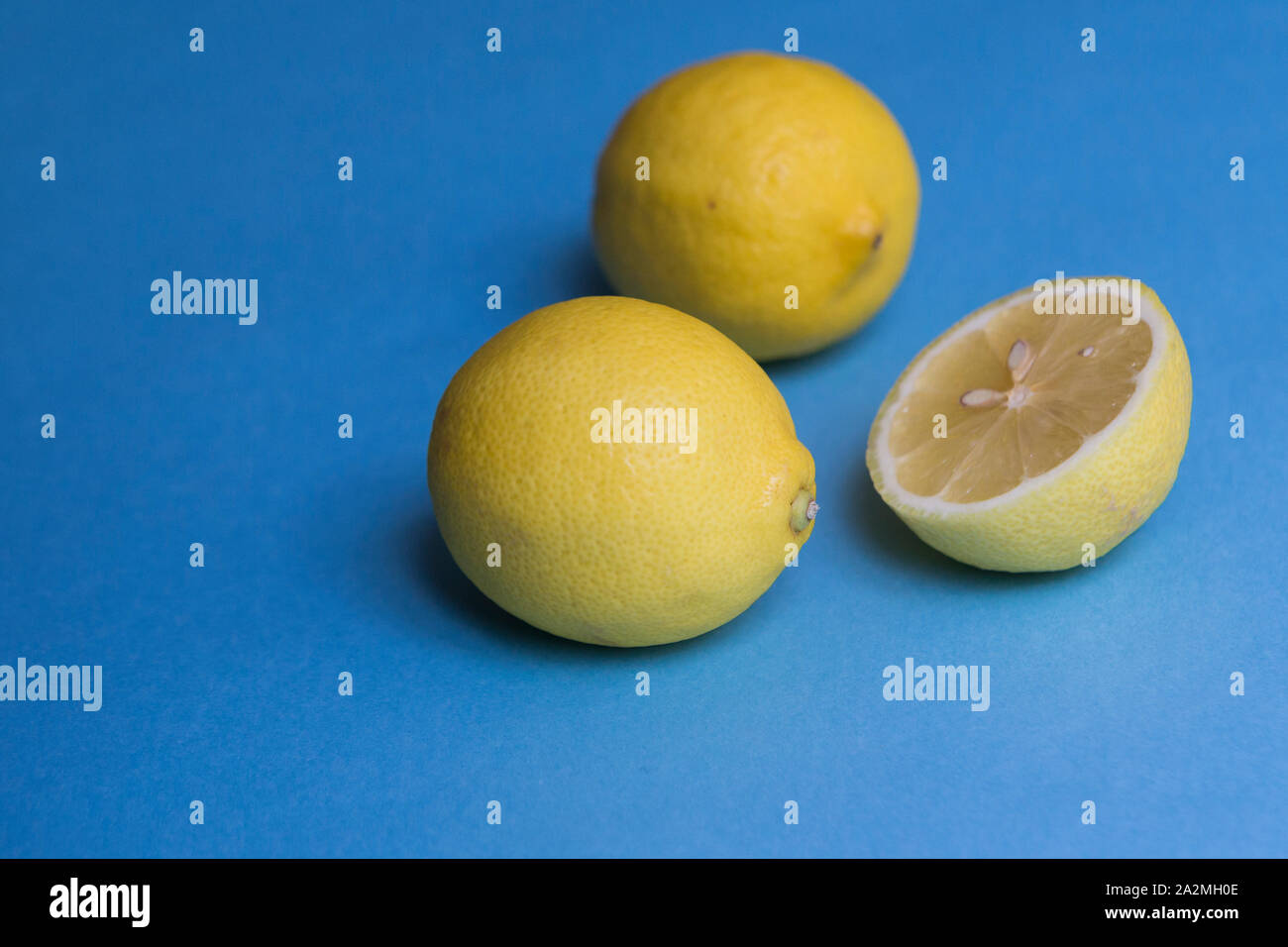 Citrons sur fond bleu Banque D'Images