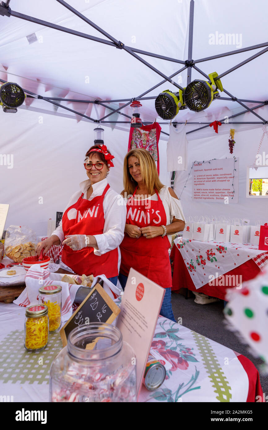 Festival italien, Schenectady, New York : les femmes à un colorul stand. Banque D'Images