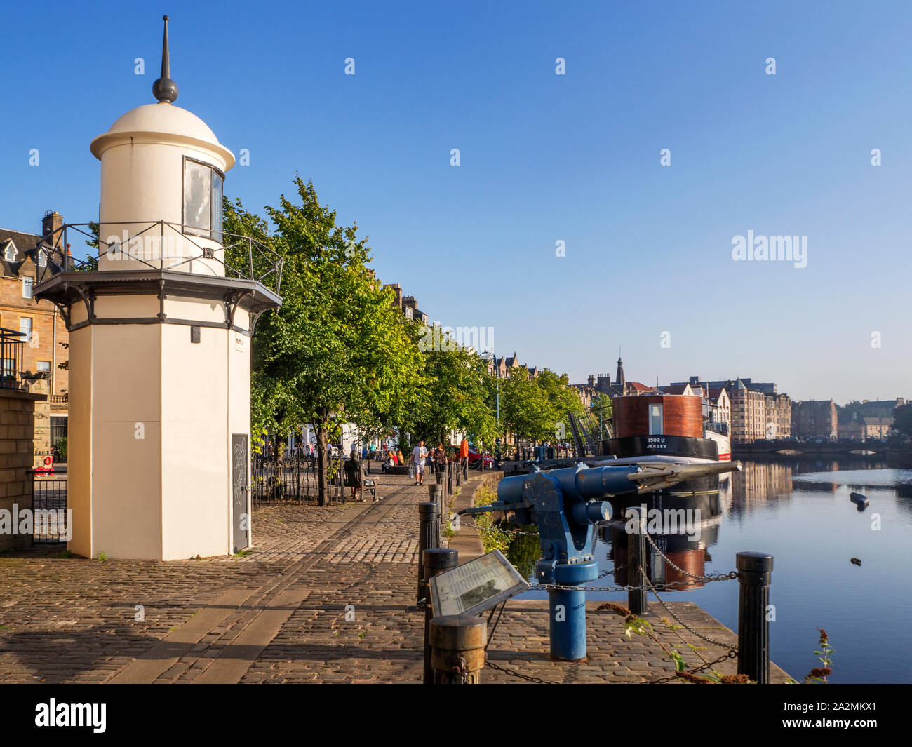 Et le vieux port de Leith Leith Harbour phare sur une soirée d'été ensoleillé Leith Ville d'Edimbourg en Ecosse Banque D'Images