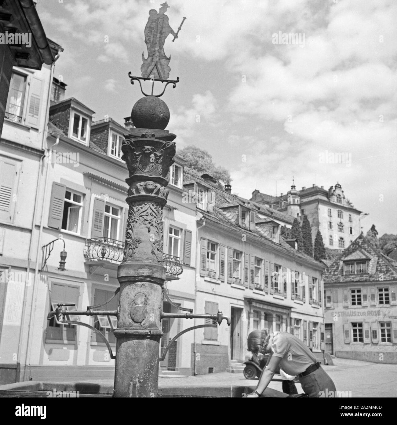 Eine Frau une einem Brunnen à Baden Baden, Deutschland 1930 er Jahre
