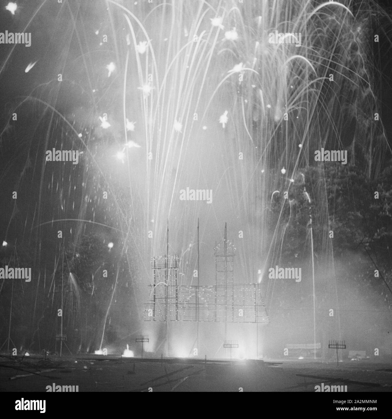 Feuerwerk im alten Schloss à Heidelberg, Allemagne Allemagne Années 1930 er Jahre. D'artifice au château d'Heidelberg, Allemagne 1930. Banque D'Images