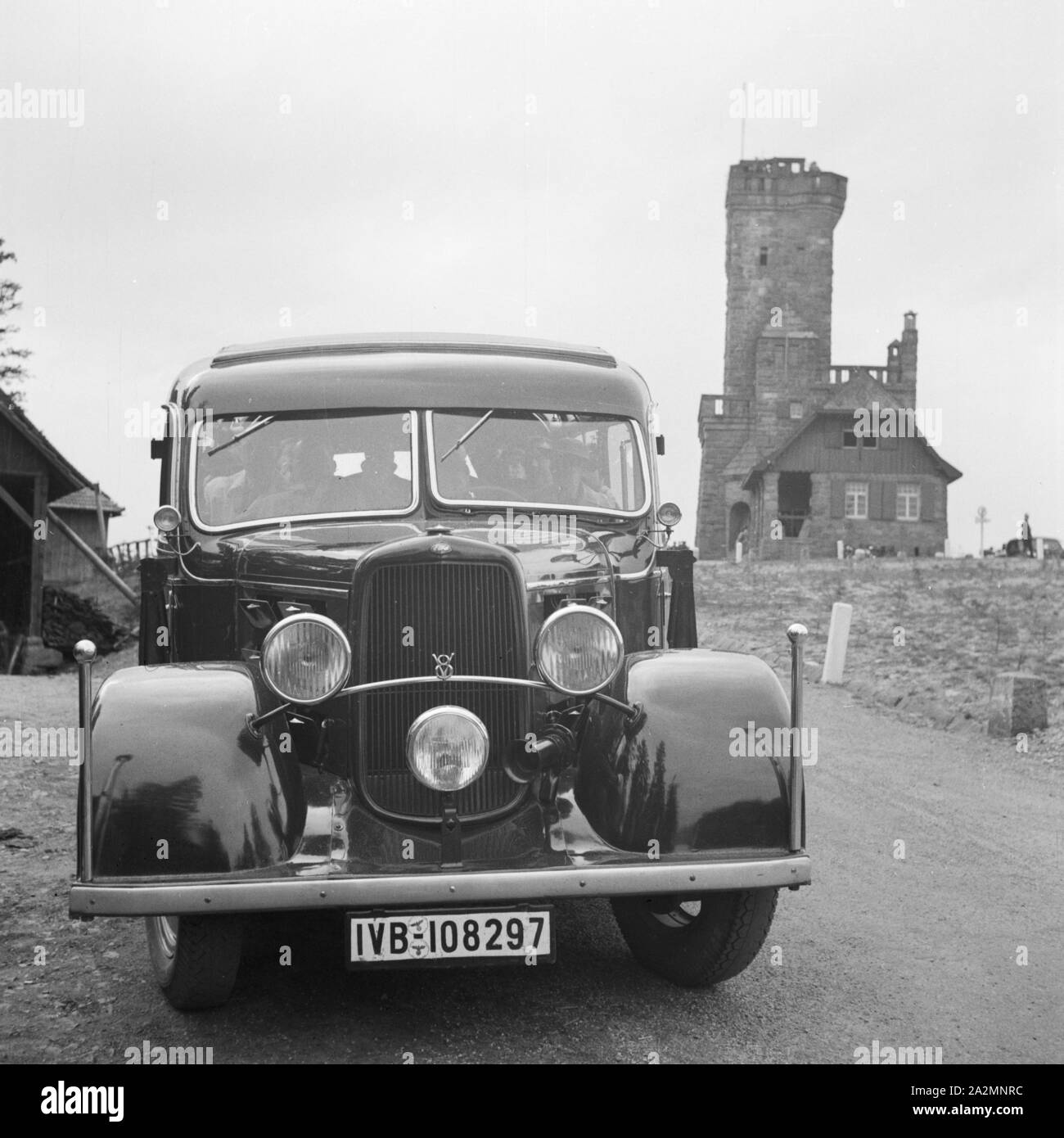 Unterwegs im Ford V8 Reisebus, Deutschland 1930 er Jahre. Sur la route avec une Ford V8 coach, Allemagne 1930. Banque D'Images