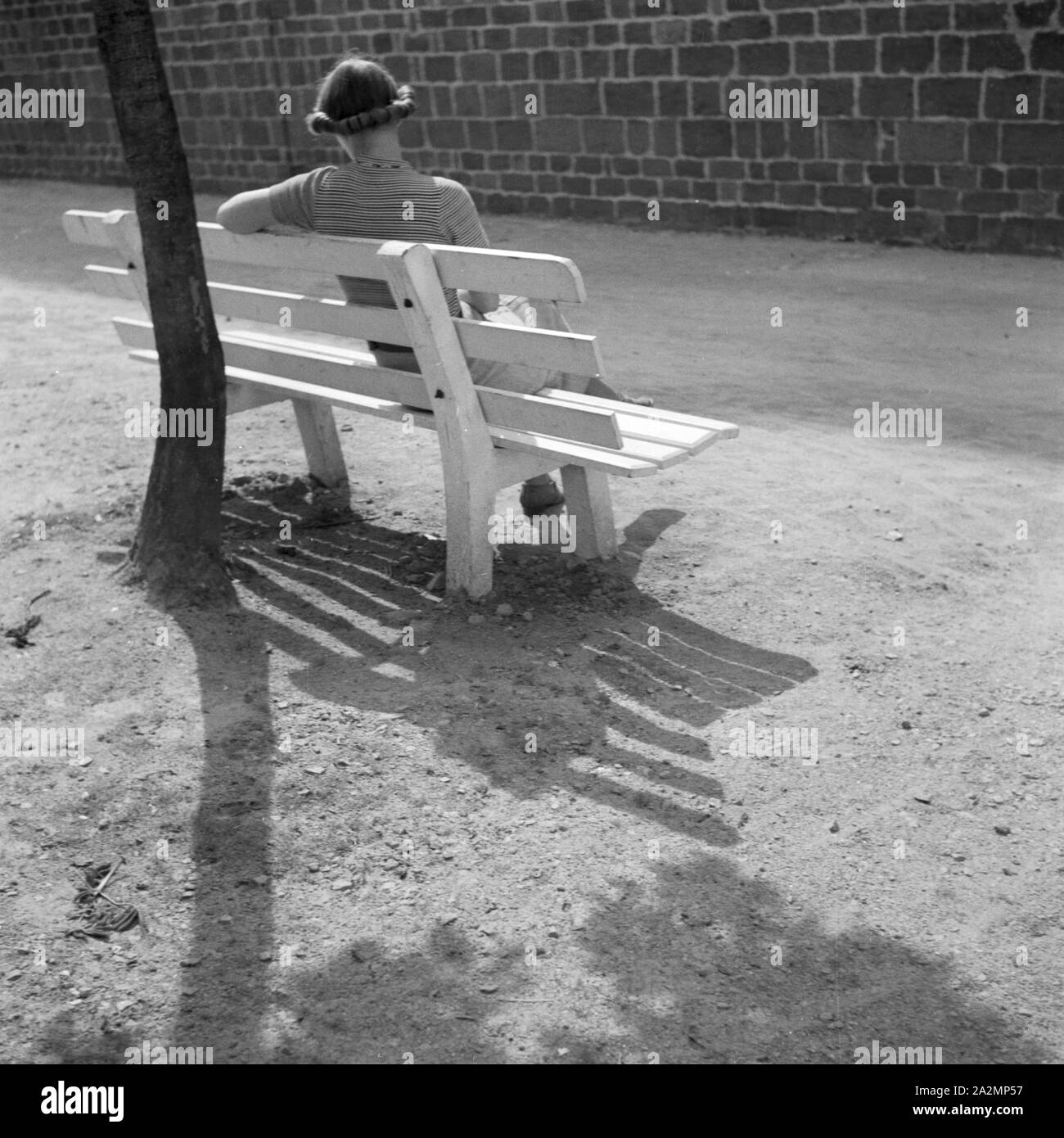 Frau auf einer Bank, 1930er Jahre Deutschland. Femme sur un banc, Allemagne 1930. Banque D'Images