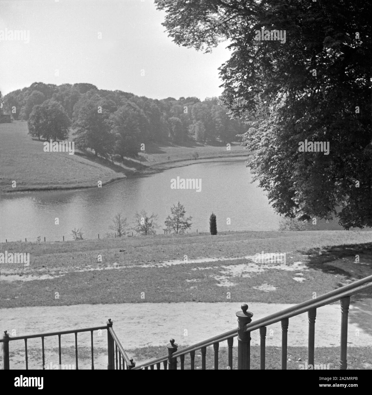 Ausblick von der Terrasse des Barenschlössle im Rotwildpark Stuttgart, Deutschland 1930er Jahre. Le frim vue la terrasse de Baerenschloessle Manor, près de Stuttgart, Allemagne 1930. Banque D'Images