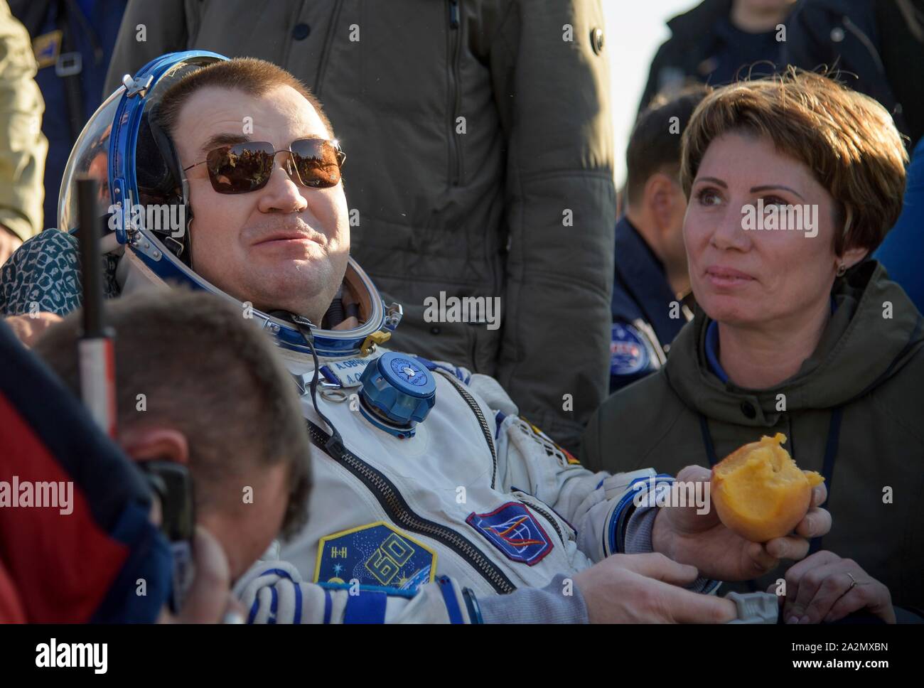 Zhezkazgan, au Kazakhstan. 03 octobre, 2019. Le cosmonaute russe Alexey Ovchinin de Roscosmos bénéficie d'un peach comme il se repose sous peu l'atterrissage dans la capsule Soyouz MS-12 le 3 octobre 2019 dans une région isolée près de la ville de Zhezkazgan, au Kazakhstan. Ovchinin Nick Haye et Ali Hazzaa Almansoori est revenu sur Terre à partir de la Station spatiale internationale. Credit : NASA/Bill Ingalls/Alamy Live News Banque D'Images