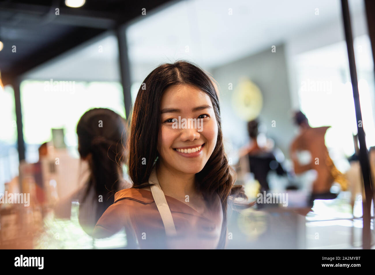 Soft focus de jeunes beaux watress smiling in coffee shop. Banque D'Images