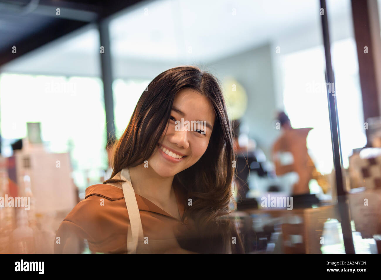 Soft focus de jeunes beaux watress smiling in coffee shop. Banque D'Images