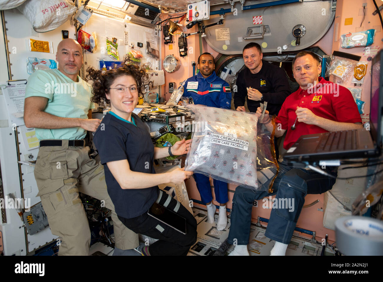 Expedition 60 membres d'équipage de la Station spatiale internationale recueillir à l'intérieur de l'unité à l'intérieur du module pour un repas ensemble le 26 septembre 2019, dans l'orbite de la Terre. Sur la photo de gauche à droite, les astronautes Luca Parmitano de l'ESA, et Christina Koch de la NASA, spaceflight participant et Emirats Arabes Unis Ali Almansoori Hazzaa astronaute et les astronautes de la NASA Andrew Morgan et Nick Haye. Banque D'Images