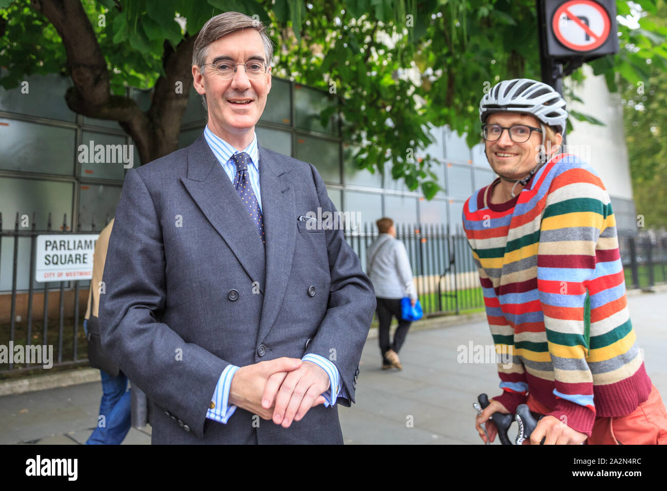 Westminster, London, UK, 06th Oct 2019. Jacob Rees-Mogg, chef de la Chambre des communes, le député conservateur, parle à un passant près de la Maison du Parlement à Londres. Credit : Imageplotter/Alamy Live News Banque D'Images