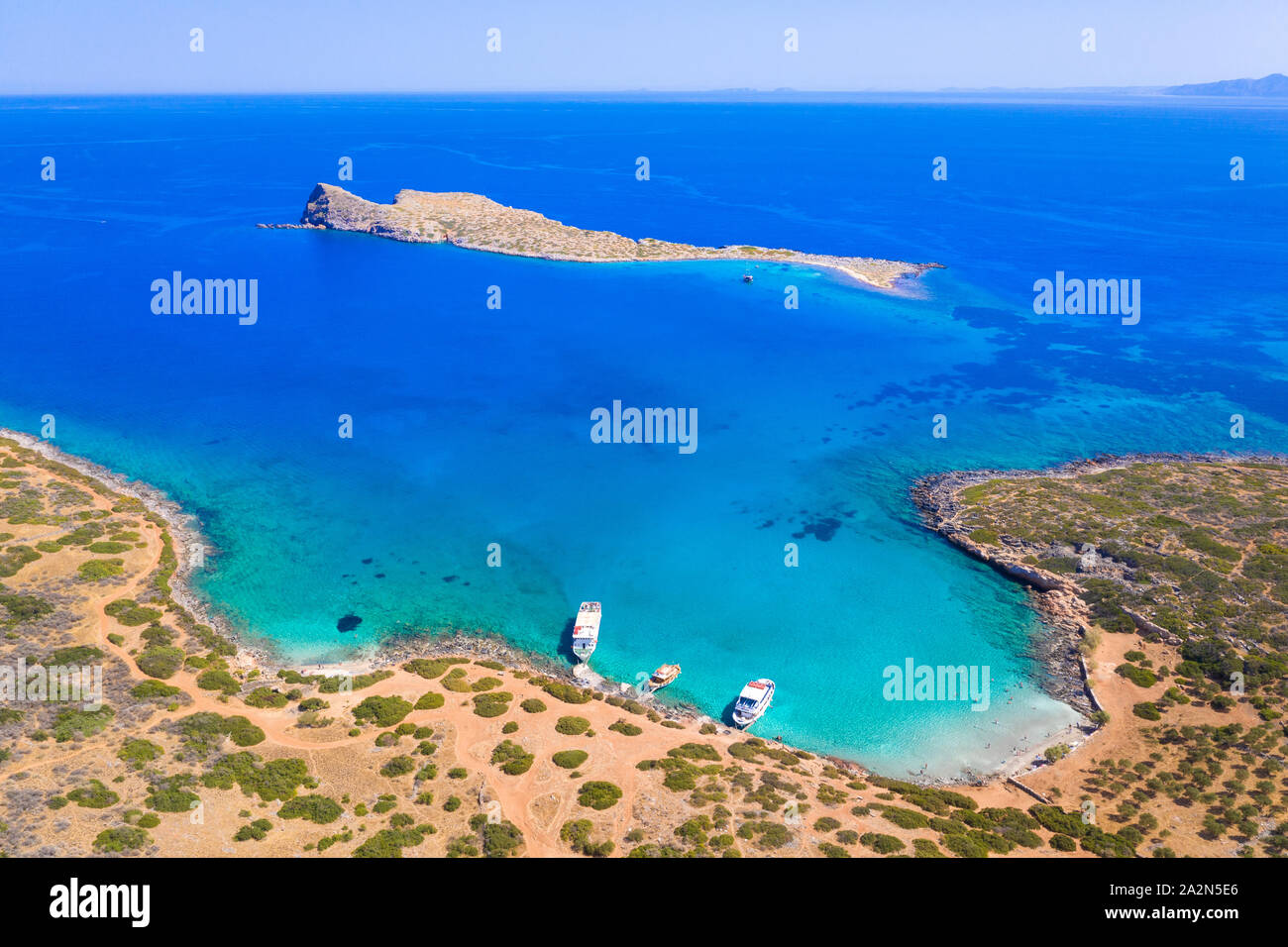 Glaronisi île près de la magnifique plage de Kolokitha, Elounda, Crète, Grèce. Banque D'Images