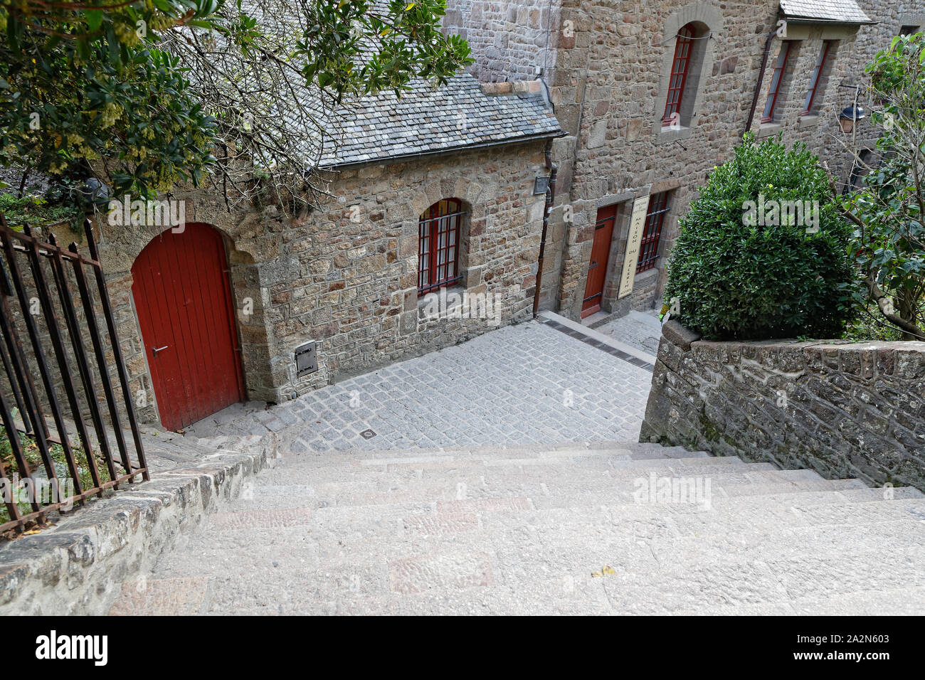 Escaliers dans l'abbaye. L'une des plus reconnaissables de repère français, visité par 3 millions de personnes par an, le Mont Saint Michel et sa baie sont sur la liste de W Banque D'Images