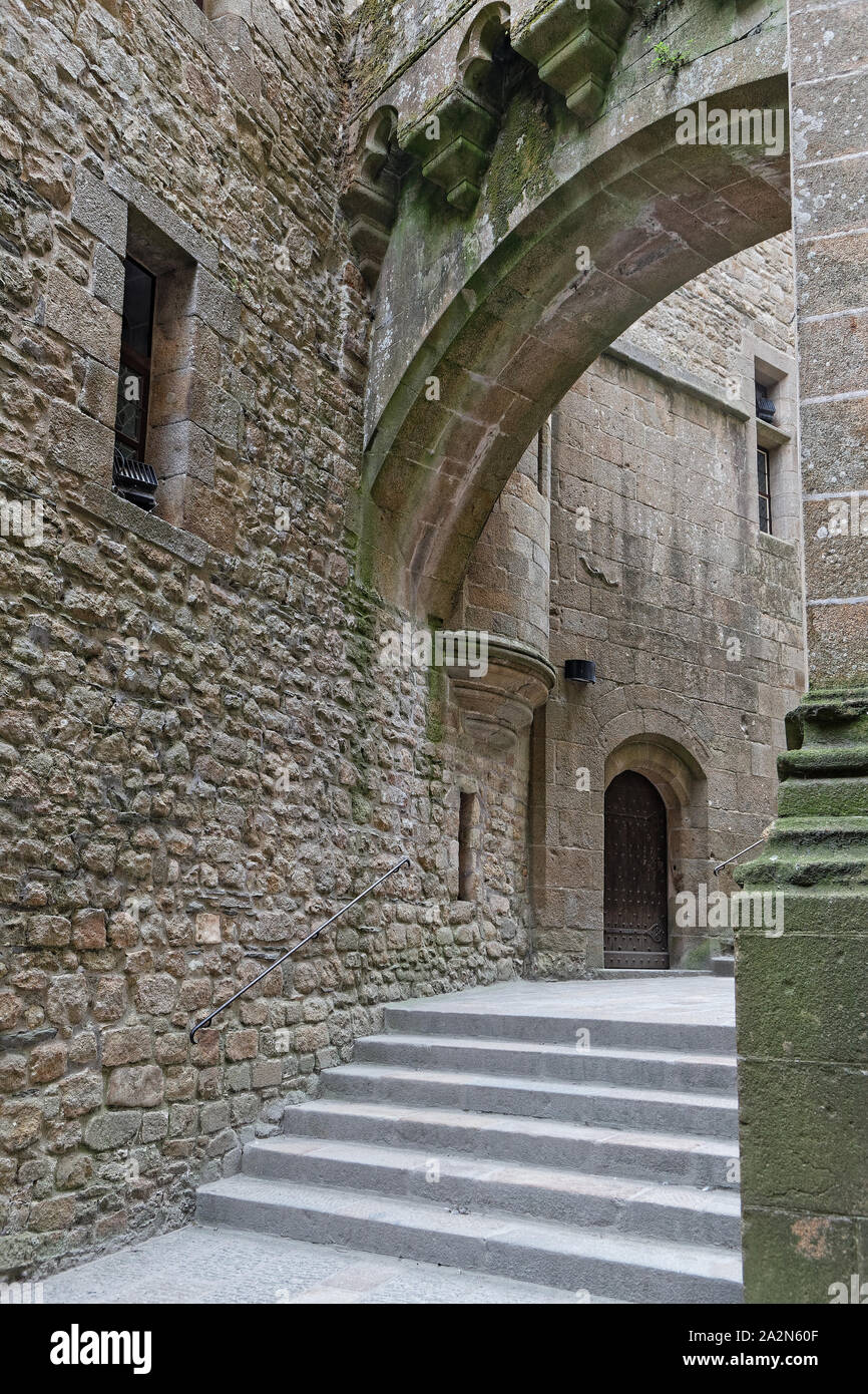 Escaliers dans l'abbaye. L'une des plus reconnaissables de repère français, visité par 3 millions de personnes par an, le Mont Saint Michel et sa baie sont sur la liste de W Banque D'Images