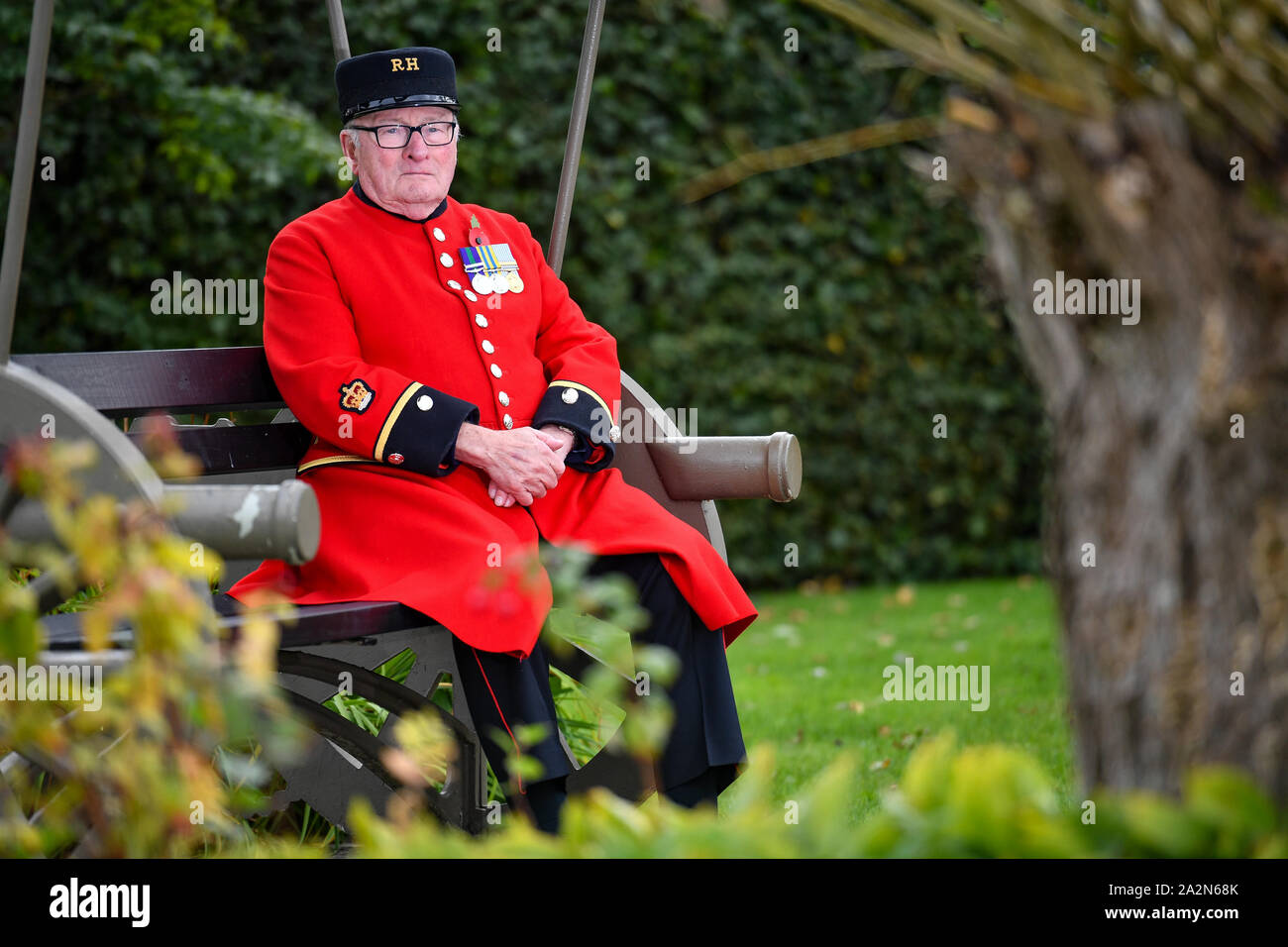 Britain's Got Talent gagnant et Chelsea pensionné 89 ans Colin Thackery au National Memorial Arboretum pendant le tournage à l'occasion d'un dimanche spécial. Banque D'Images