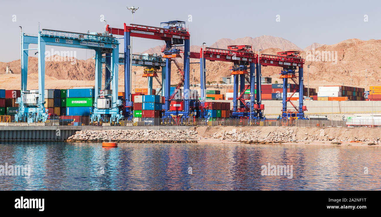 Aqaba, Jordanie - Mai 17, 2018 : travaux de grues à portique avec bandage en caoutchouc à Aqaba, Jordanie terminal à conteneurs Banque D'Images