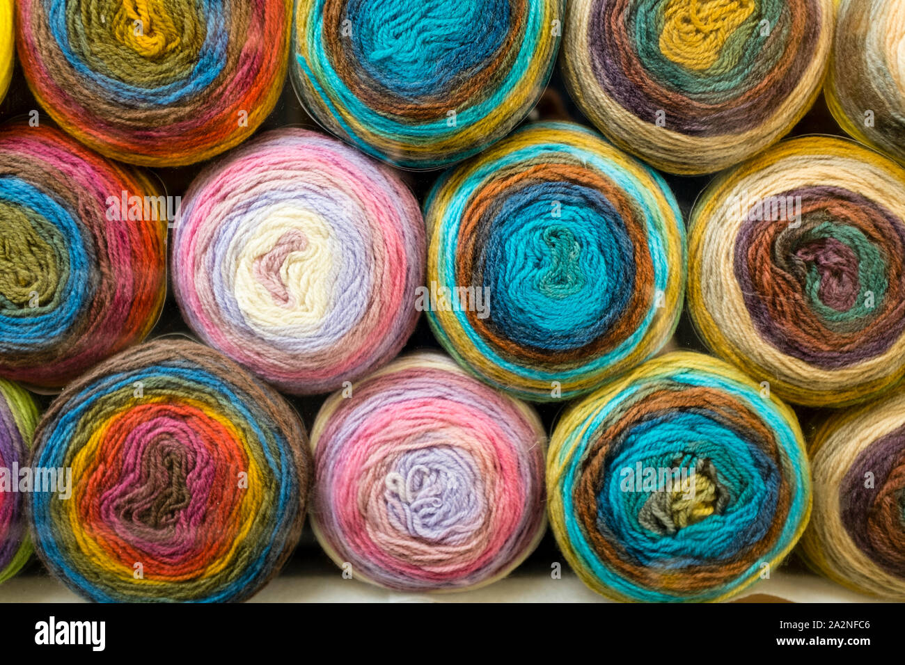 Boules empilées de laine en boutique, marché de St Nicholas, Bristol, Royaume-Uni Banque D'Images