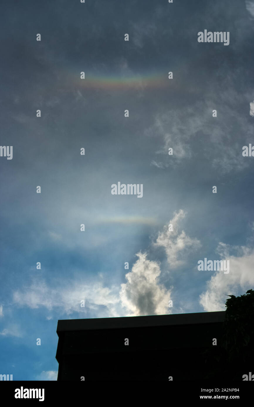 Phénomènes de halo dans le ciel. Circumzénithal et supérieure de l'arc tangente avec les couleurs arc-en-ciel sont clairement visibles. Banque D'Images