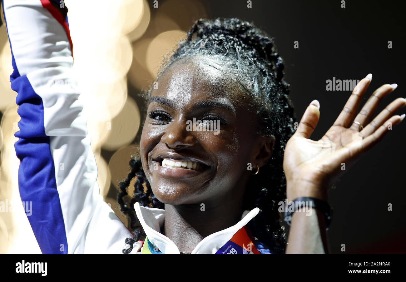 La société britannique Dina Asher-Smith reçoit sa médaille d'or pour le 200m femmes pendant la journée finale de la 7 es Championnats du Monde au Khalifa International Stadium, Doha, Qatar. Banque D'Images