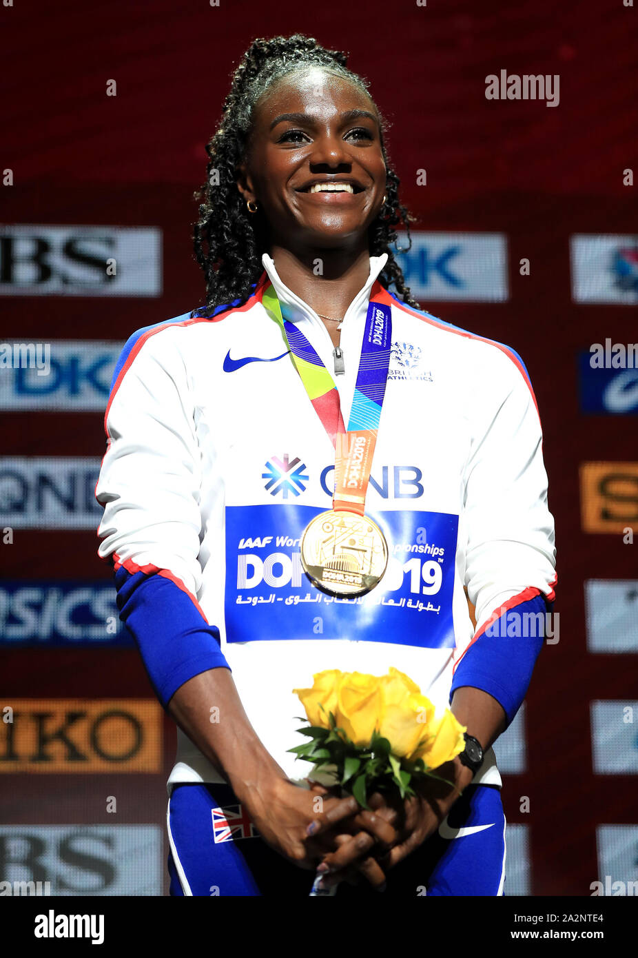 La société britannique Dina Asher-Smith avec la médaille d'or dans le 200 mètres femmes course finale pendant sept jours des Championnats du monde de l'IAAF à la Khalifa International Stadium, Doha, Qatar. Banque D'Images