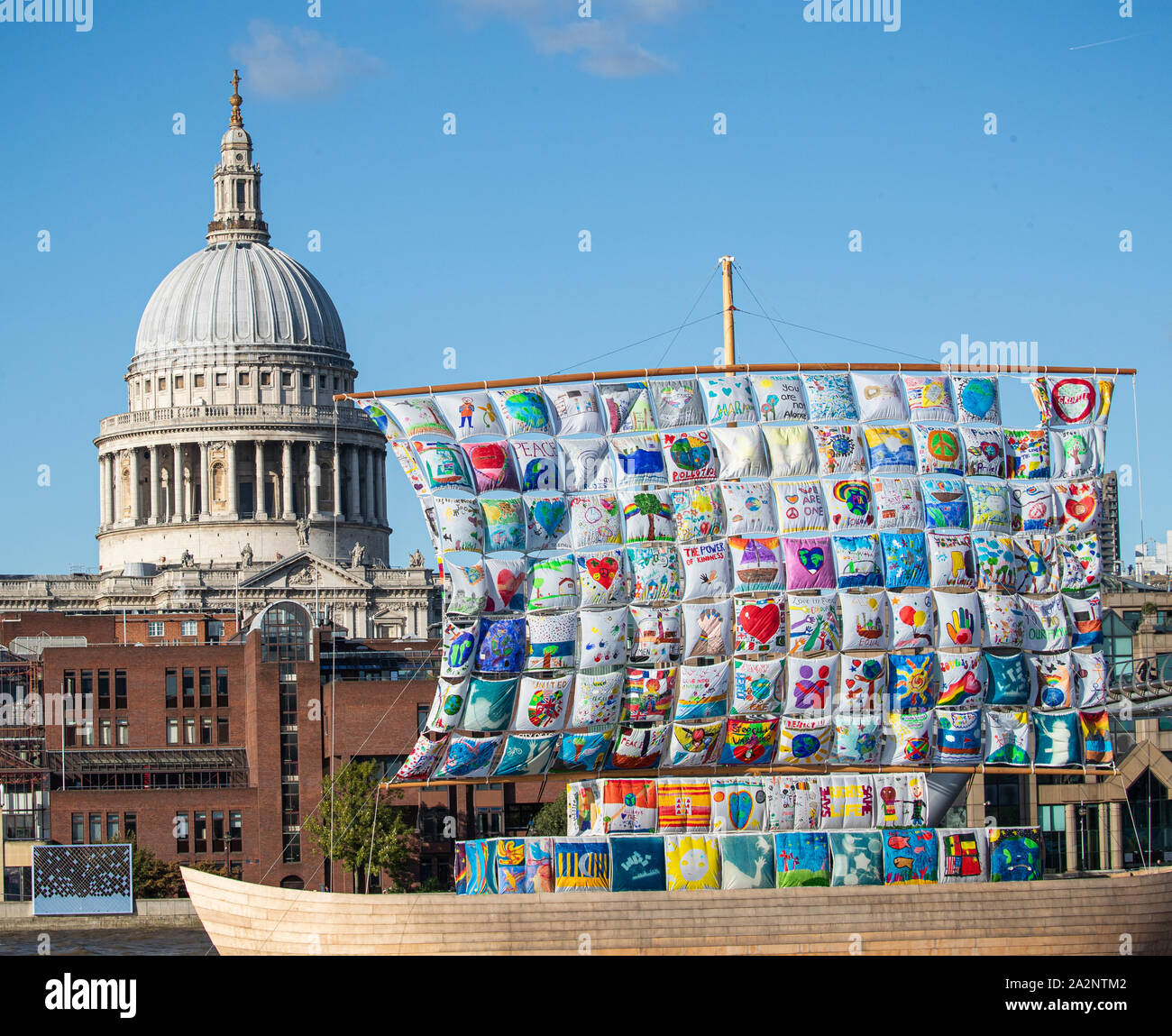 Navire de la tolérance en face de la Cathédrale St Paul sur la Tamise à Londres Banque D'Images