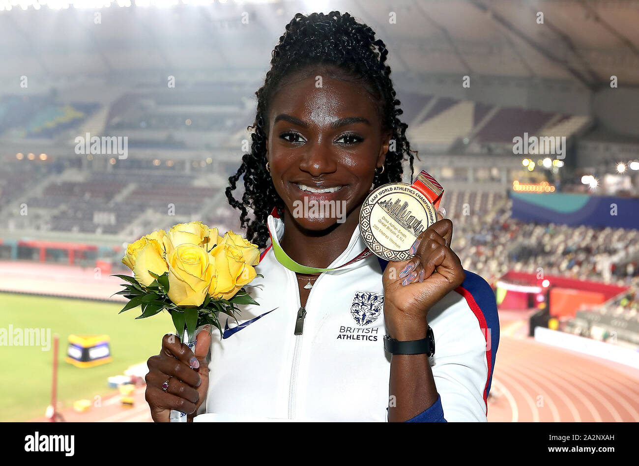 La société britannique Dina Asher-Smith reçoit sa médaille d'or pour le 200m femmes pendant la journée finale de la 7 es Championnats du Monde au Khalifa International Stadium, Doha, Qatar. Banque D'Images