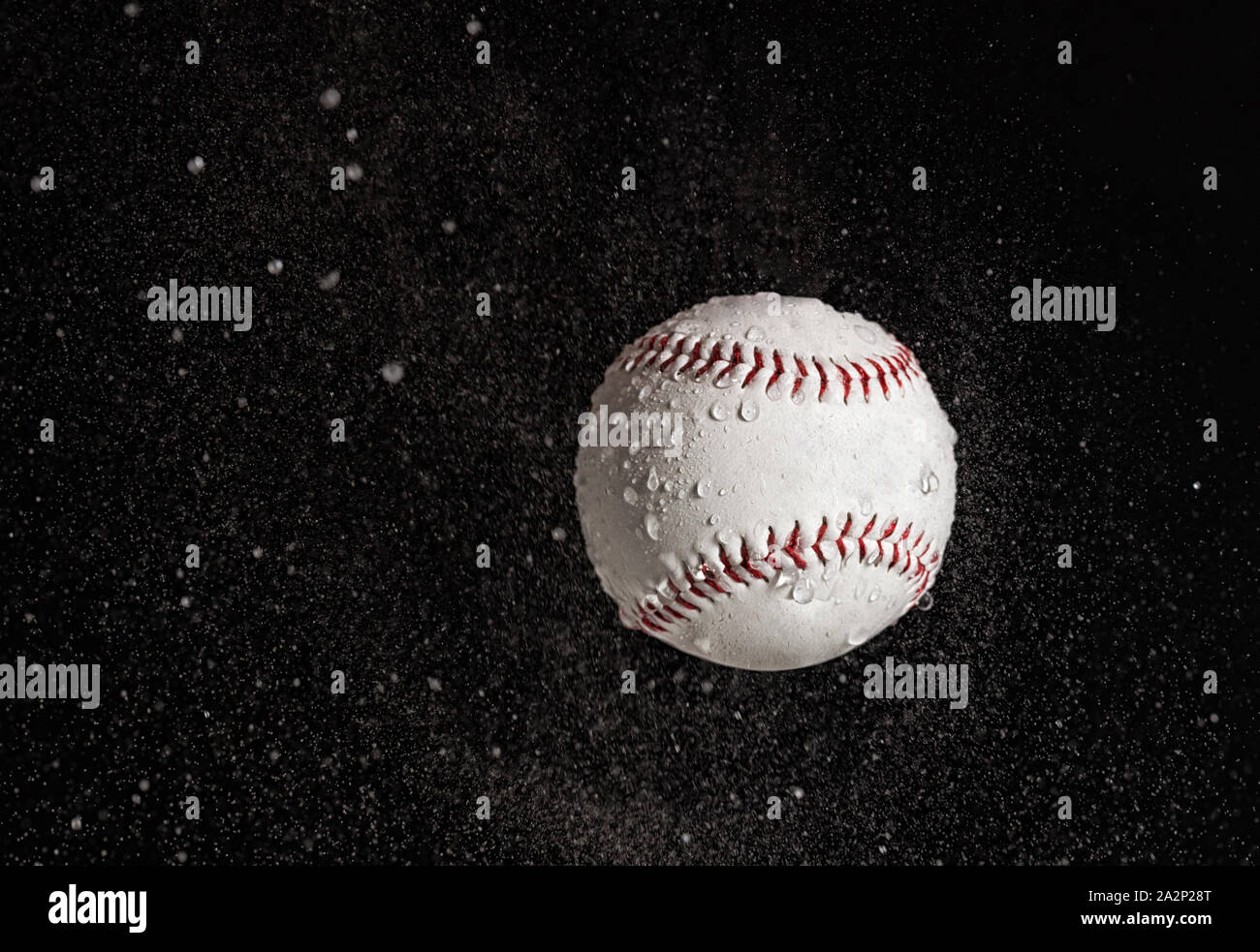 Balle de baseball en battant la pluie sur un fond noir. Banque D'Images