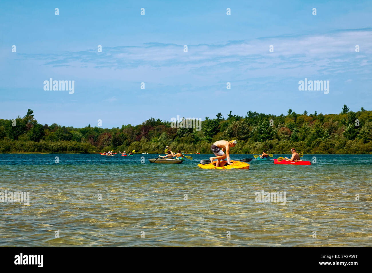 Les kayakistes ; motomarines ; personnes ; Loon Lake ; plein air ; loisirs, effacer l'eau peu profonde, Sleeping Bear Dunes National Lakeshore ; Michigan ; été ; horiz Banque D'Images