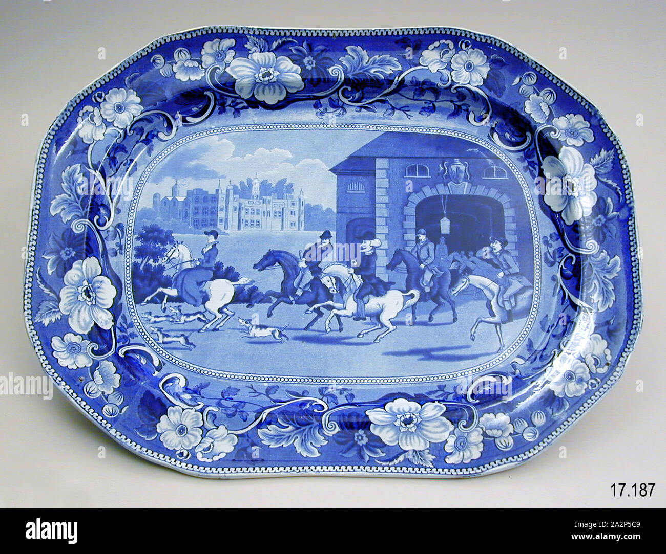 Une partie de chasse Noble Platter, 19e siècle, le transfert-faïence imprimée, 1 1/2 x 16 7/8 x 12 7/8 in. (3,8 x 42,9 x 32,7 cm Banque D'Images