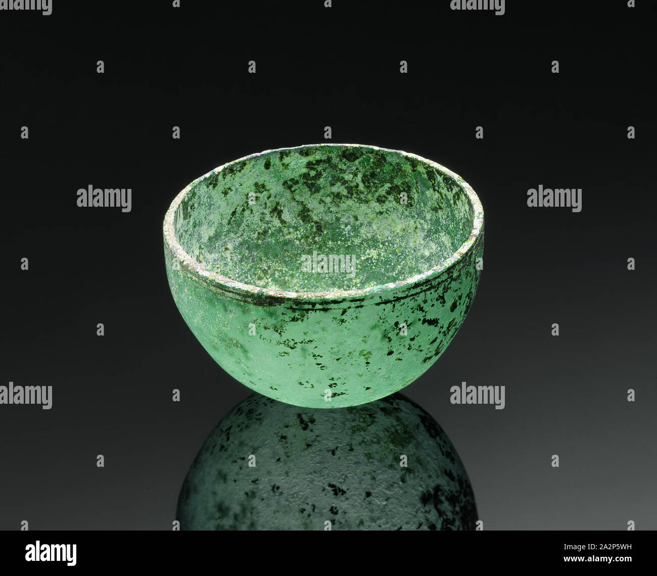 Le Grec, Bol, 2ème/1er siècle avant J.-C., verre, H. 3 x 13/16 D. (max) 5 1/2 po Banque D'Images