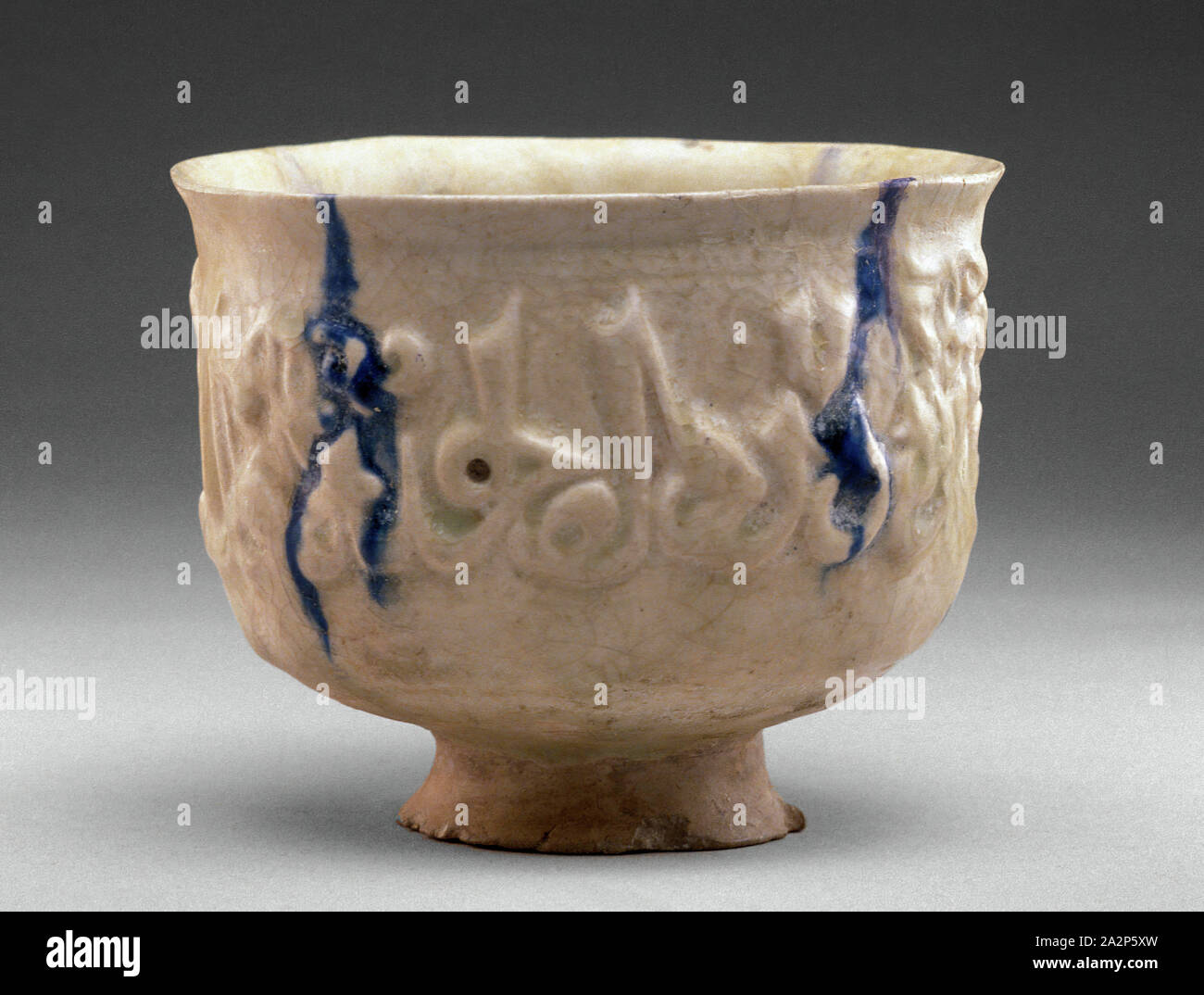 L'Iran islamique, moulés, Bol, fin du xiie - début du xiiie siècle, corps composite, avec glaçure plombifère pigment bleu cobalt, faite dans un moule en deux parties, Total : 4 3/8 x 5 3/8 pouces (11,1 × 13,7 cm Banque D'Images