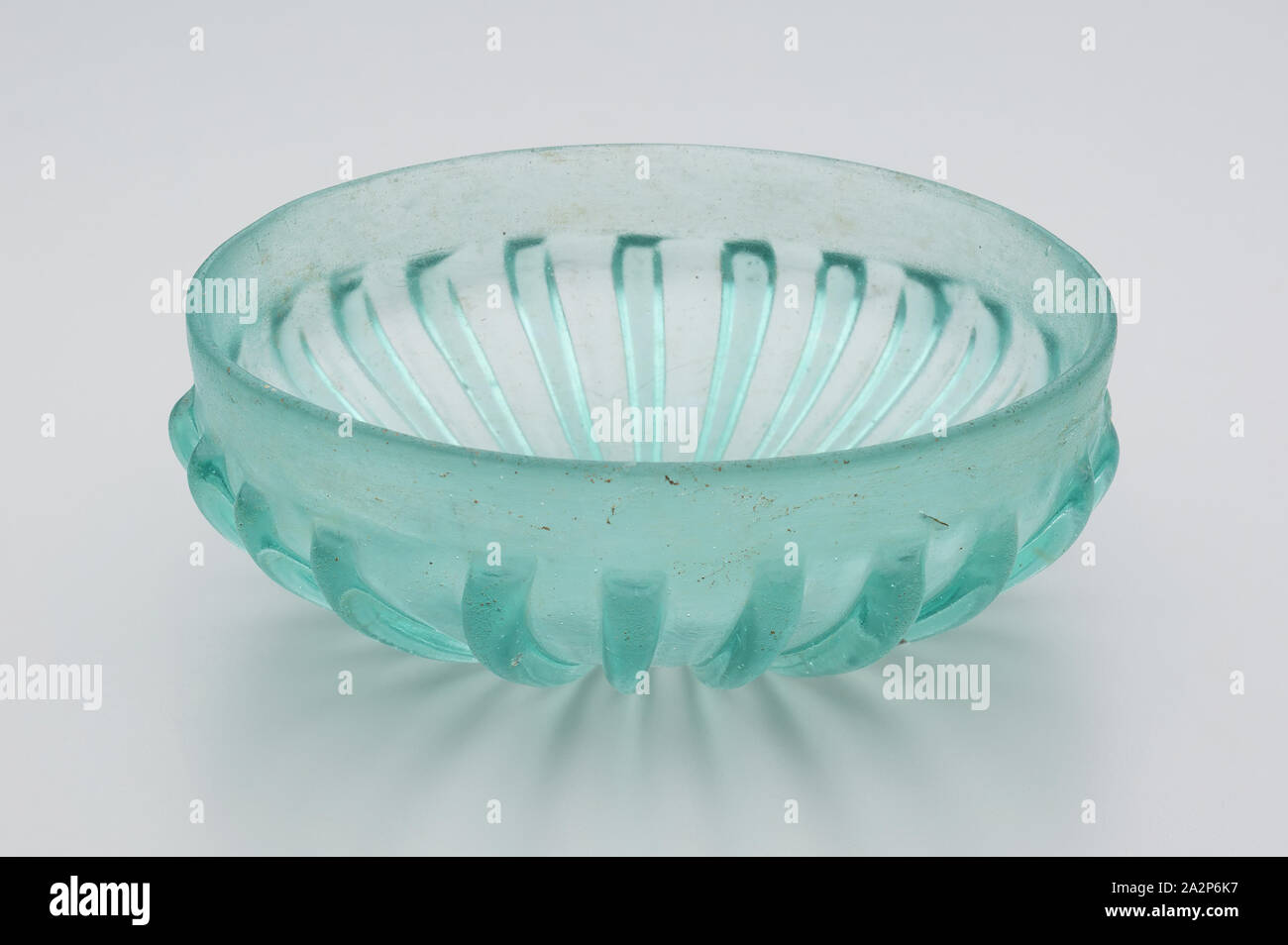 Bol à côtes, romain, 1er siècle avant notre ère ou 1er siècle de notre ère, verre, Total : 1 7/8 pouces (4,8 × 5 × 12,7 cm Banque D'Images