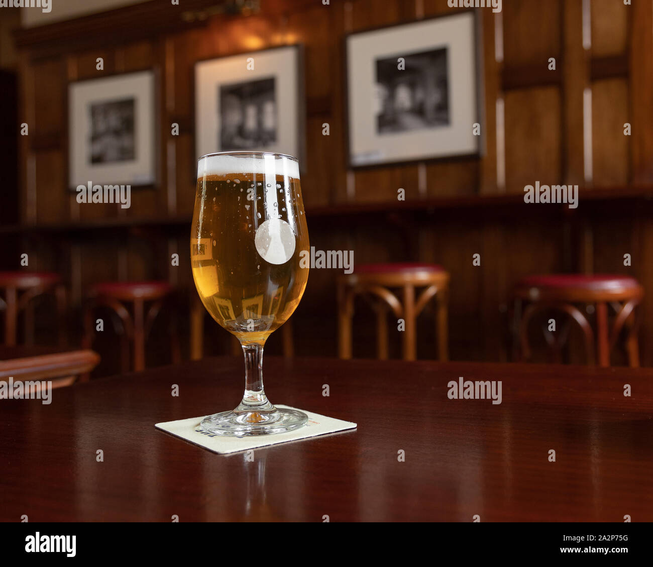 Verre de bière dans un pub Banque D'Images