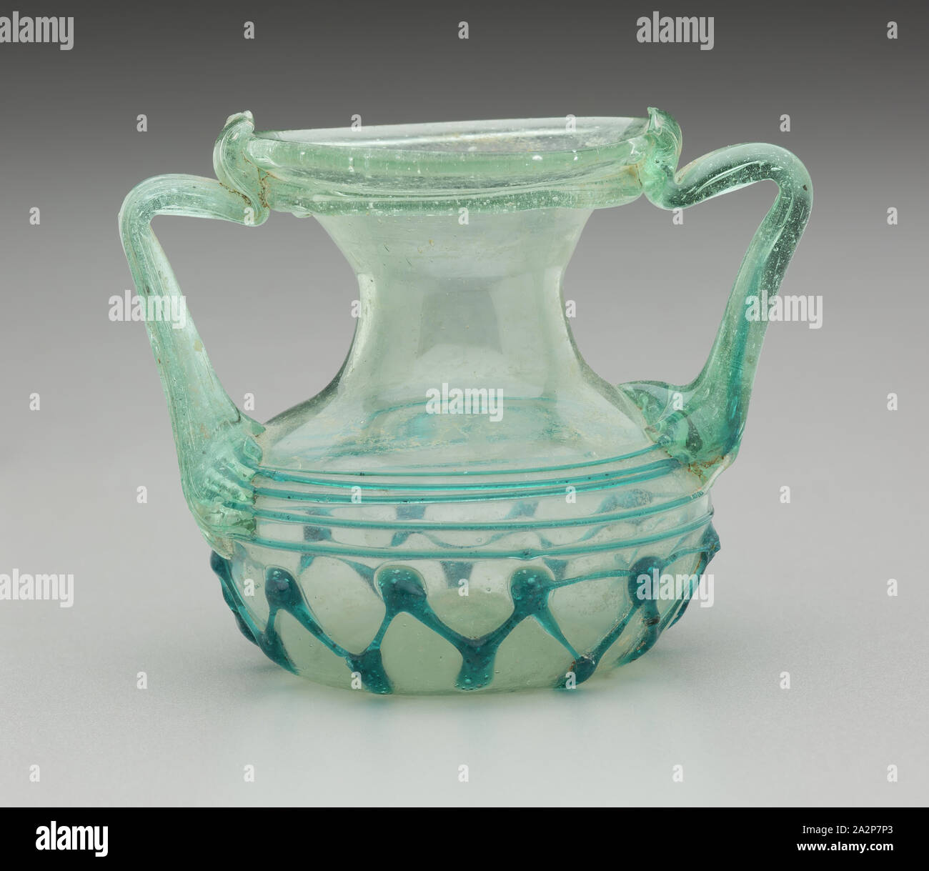 Roman, Two-Handled Jar, 4ème siècle EC, verre, 2 15/16 x 3 1/2 x 2 5/8 in. ( 12,2 x 8,9 x 6,7 cm Banque D'Images