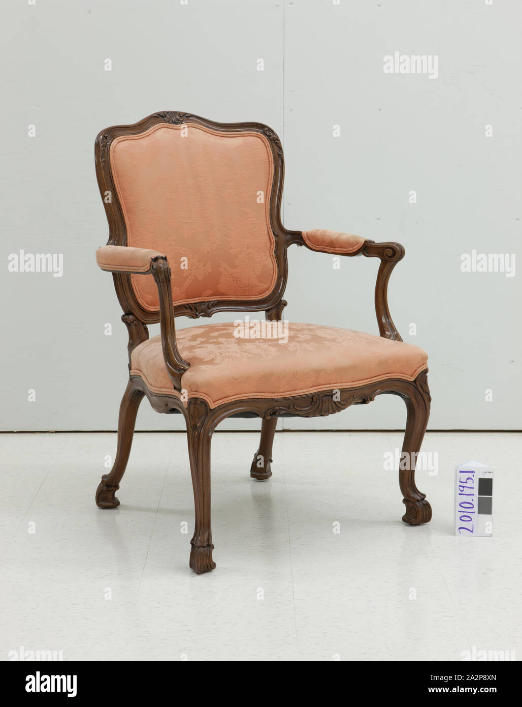 Attribuée à John Cobb, anglais, 1710 - 1778, Paire de fauteuils, entre 1765 et 1775, l'acajou avec garniture de soie damassée, Total : 36 × 24 × 22 5/16 po (92,3 × 61 × 55,9 cm Banque D'Images