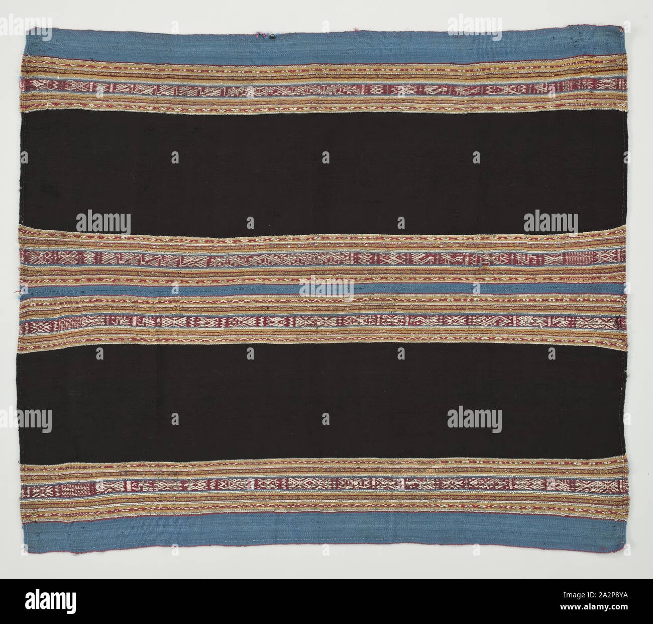 Le Quechua, sud-américains, Woman's Shawl, ca. 1700, fibres et des camélidés, fil d'argent Total : 37 × 32 1/4 pouces (94,6 × 81,3 cm Banque D'Images