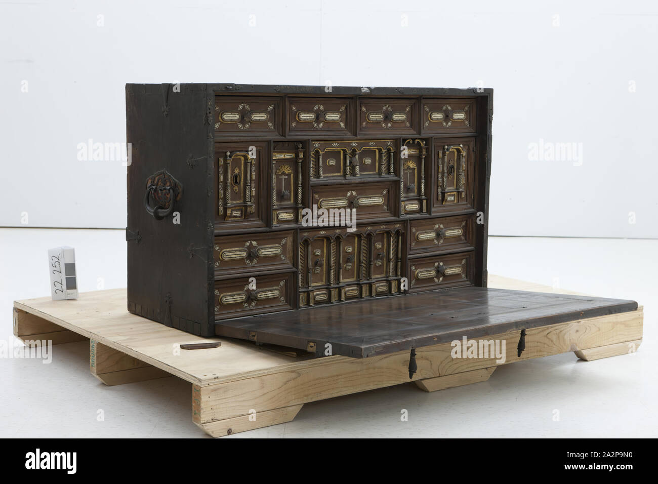 Inconnu (Espagnol), Vargueno, 1700s, le noyer, le peuplier, le métal, en général (Cabinet) : 1/8 26 × 45 × 17 7/8 pouces (66,4 × 114,3 × 45,4 cm Banque D'Images