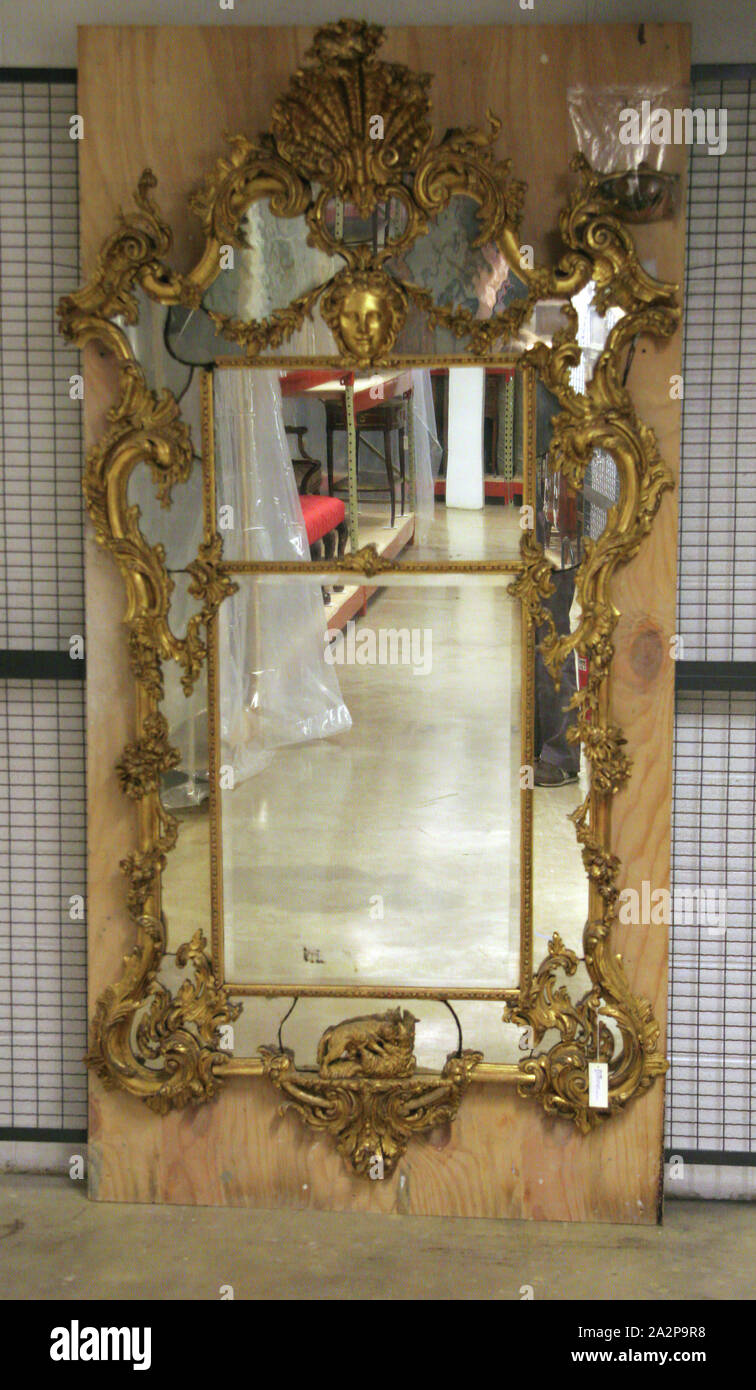 Inconnu (Anglais), Miroir, ch. 1760, Miroir en bois doré, 90 x 49 x 13 1/2  in. (228,6 x 124,5 x 34,3 cm Photo Stock - Alamy